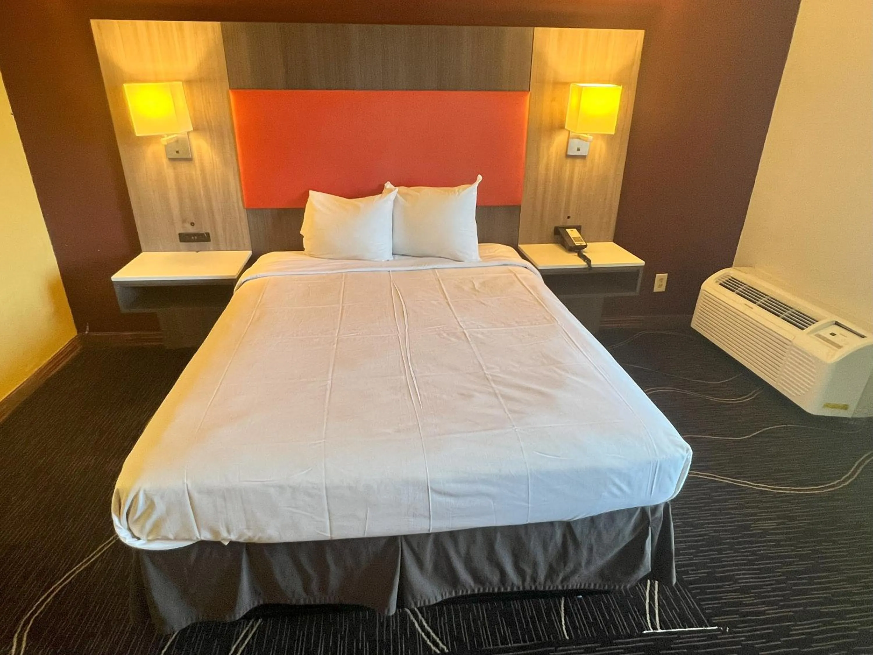 Bed in Countryside Suites Kansas City Independence I-70 East Sports Complex Hotel