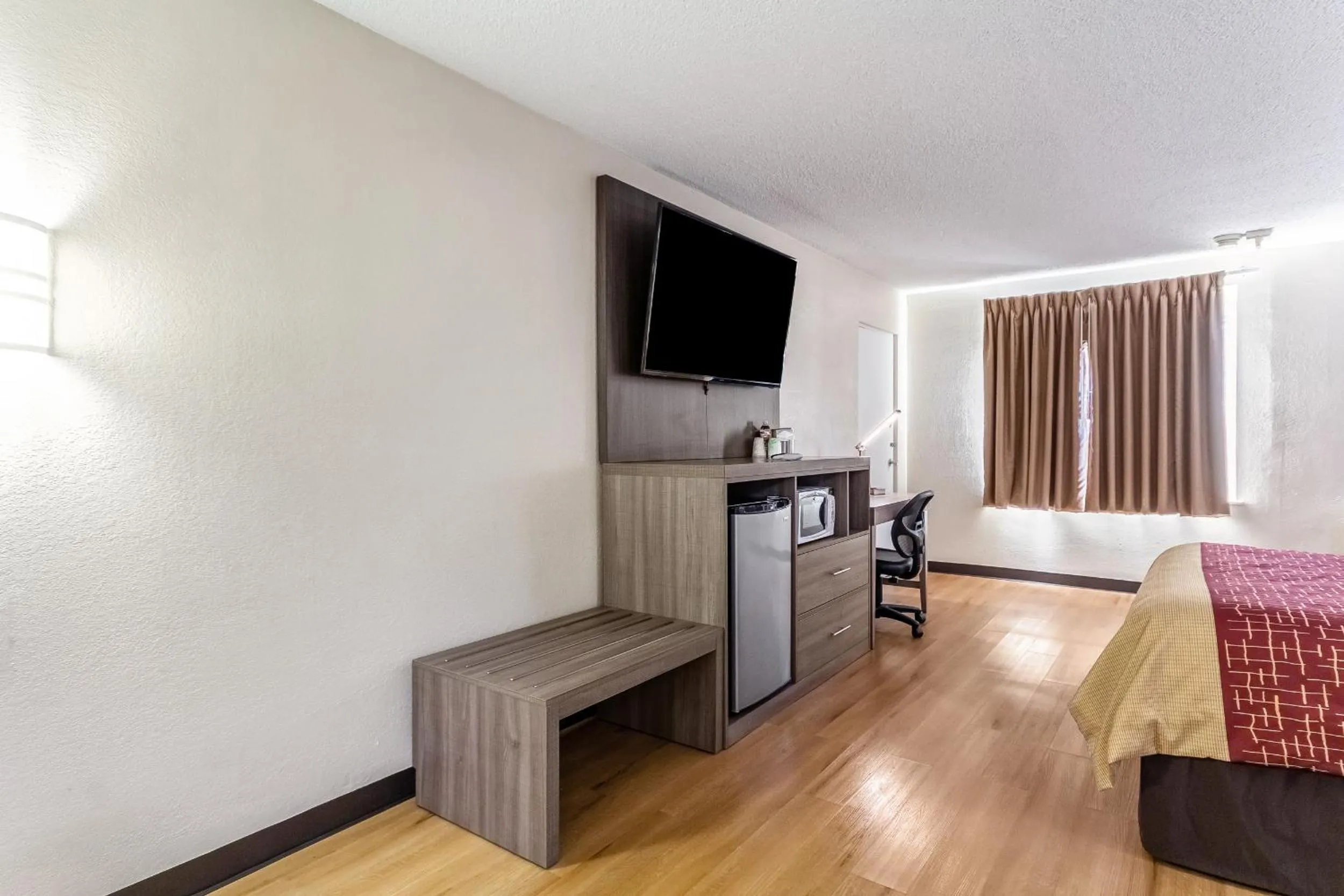 Bedroom, Bed in Countryside Suites Kansas City Independence I-70 East Sports Complex Hotel