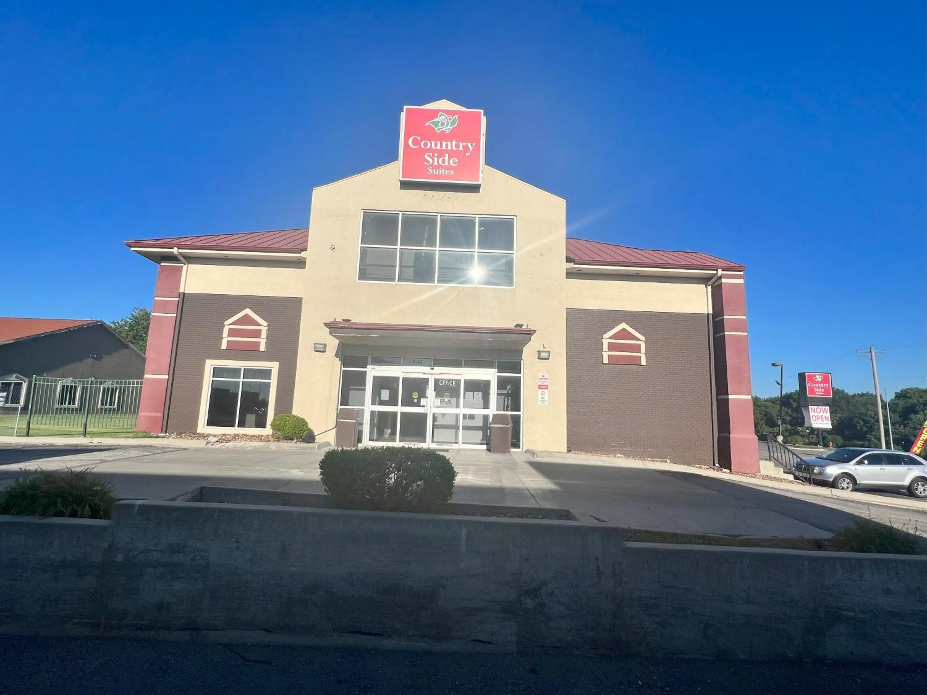 Property building in Countryside Suites Kansas City Independence I-70 East Sports Complex Hotel