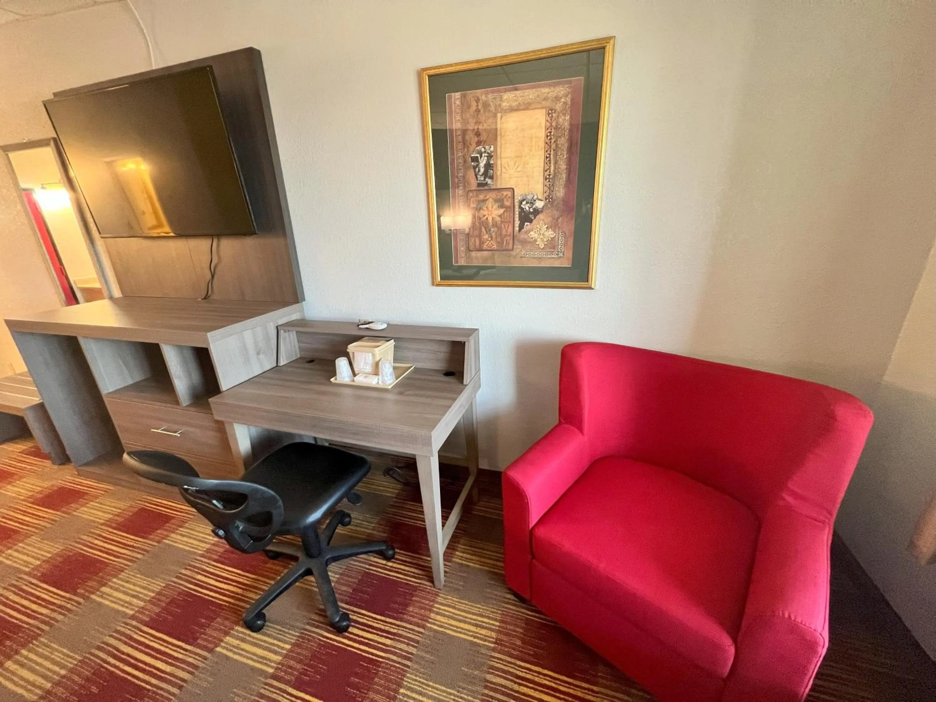 TV and multimedia in Countryside Suites Kansas City Independence I-70 East Sports Complex Hotel