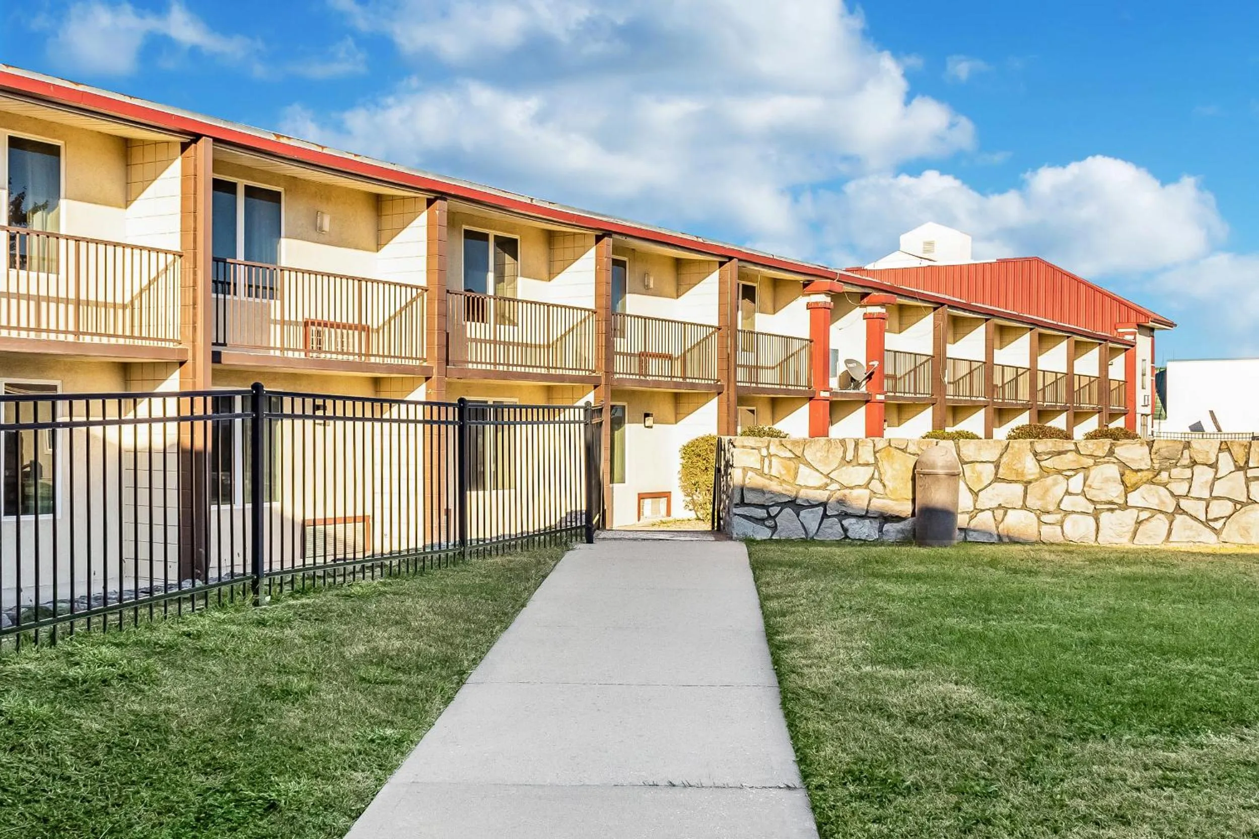 Property building in Countryside Suites Kansas City Independence I-70 East Sports Complex Hotel