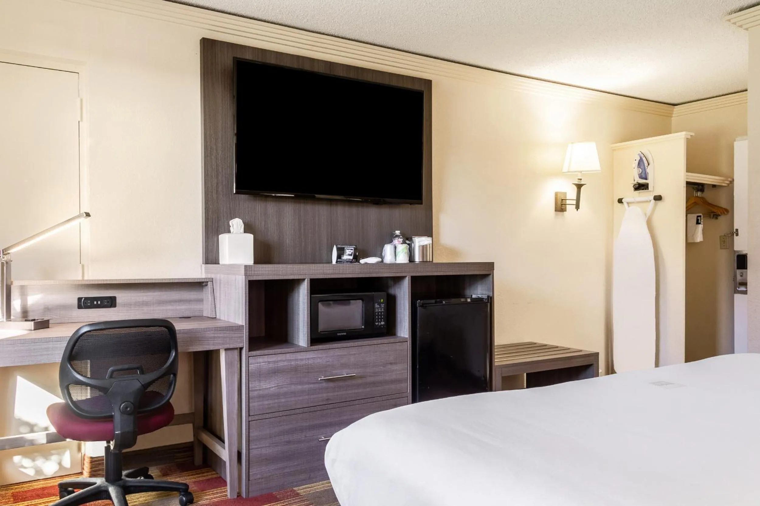 Communal lounge/ TV room, Bed in Countryside Suites Kansas City Independence I-70 East Sports Complex Hotel