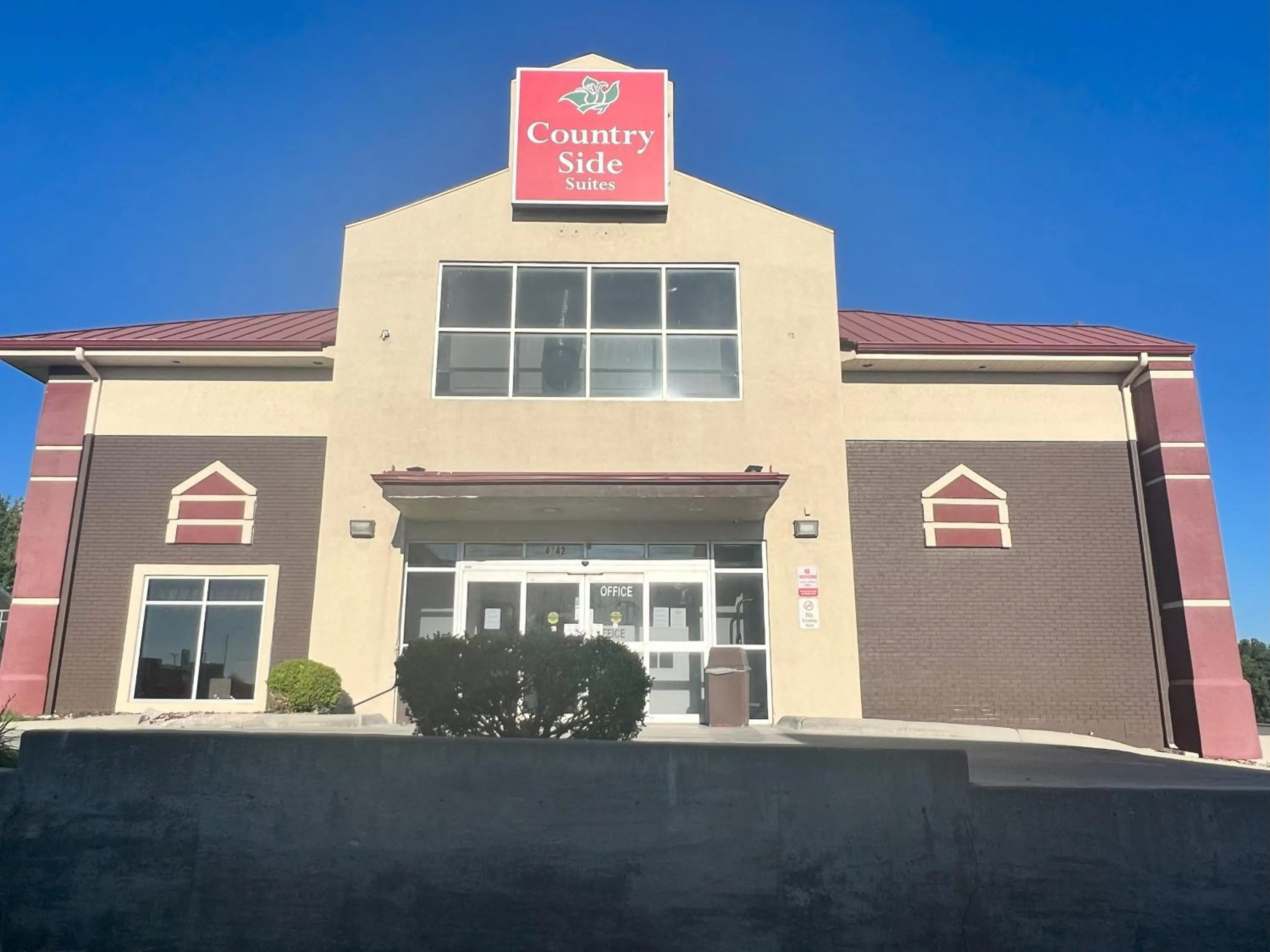 Property building in Countryside Suites Kansas City Independence I-70 East Sports Complex Hotel