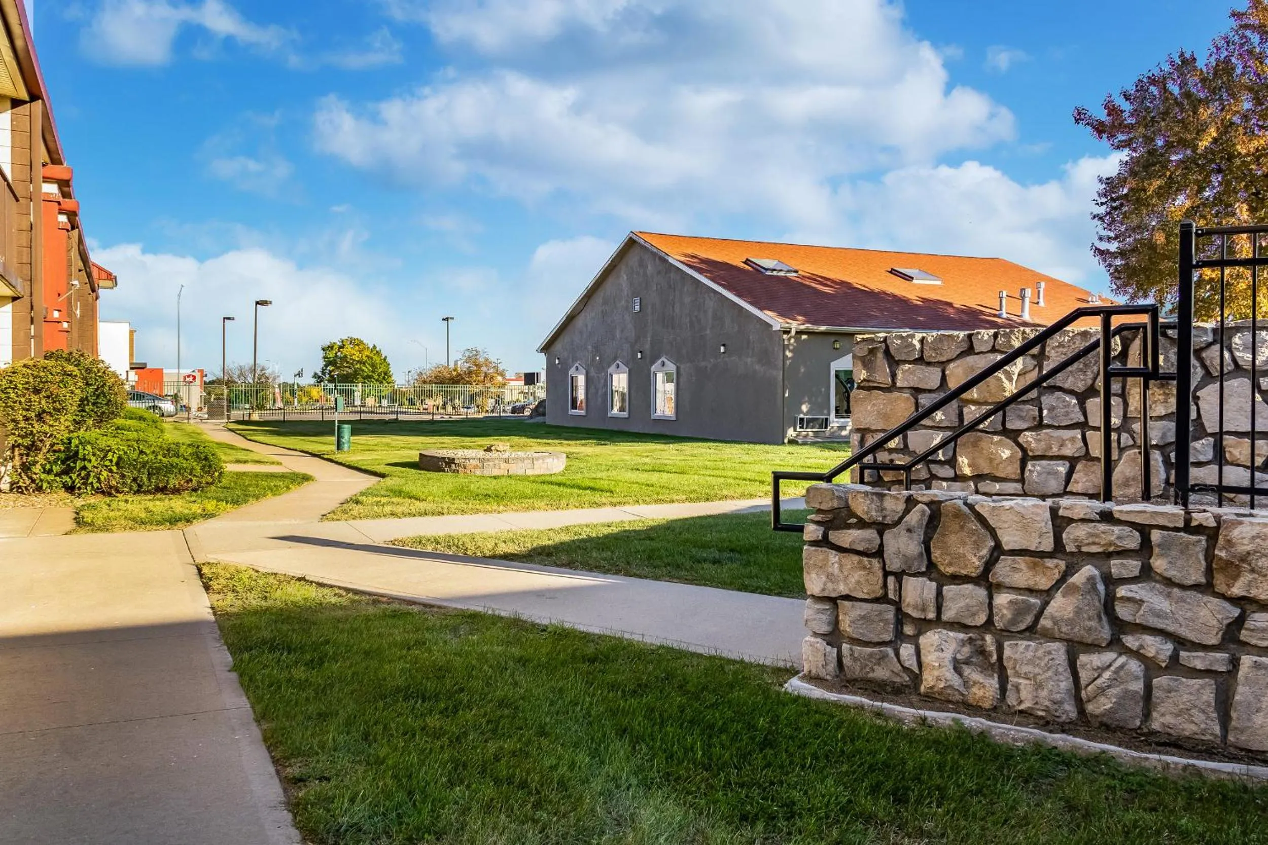 Property building in Countryside Suites Kansas City Independence I-70 East Sports Complex Hotel