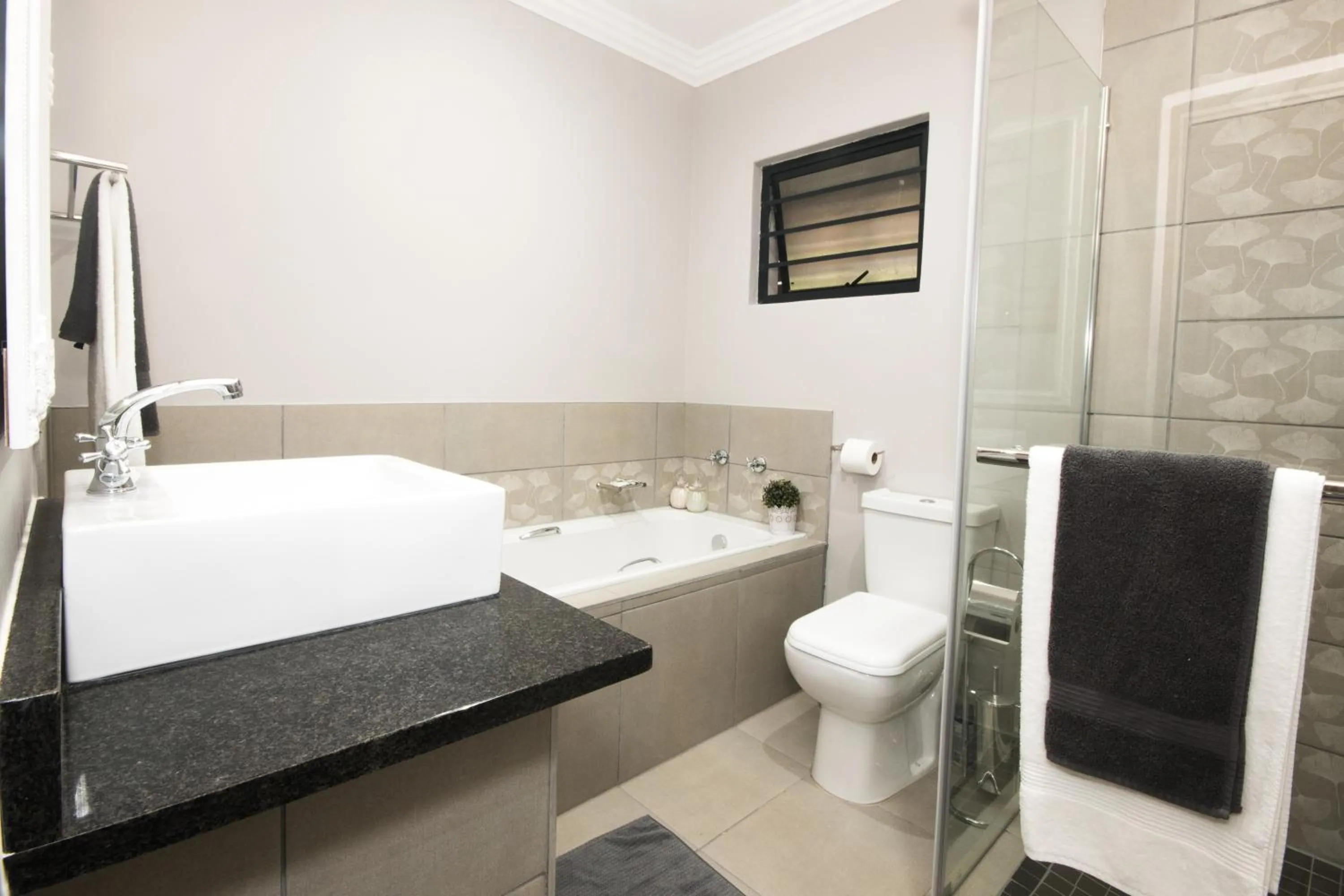 Bathroom in Hillside Guesthouse Umhlanga