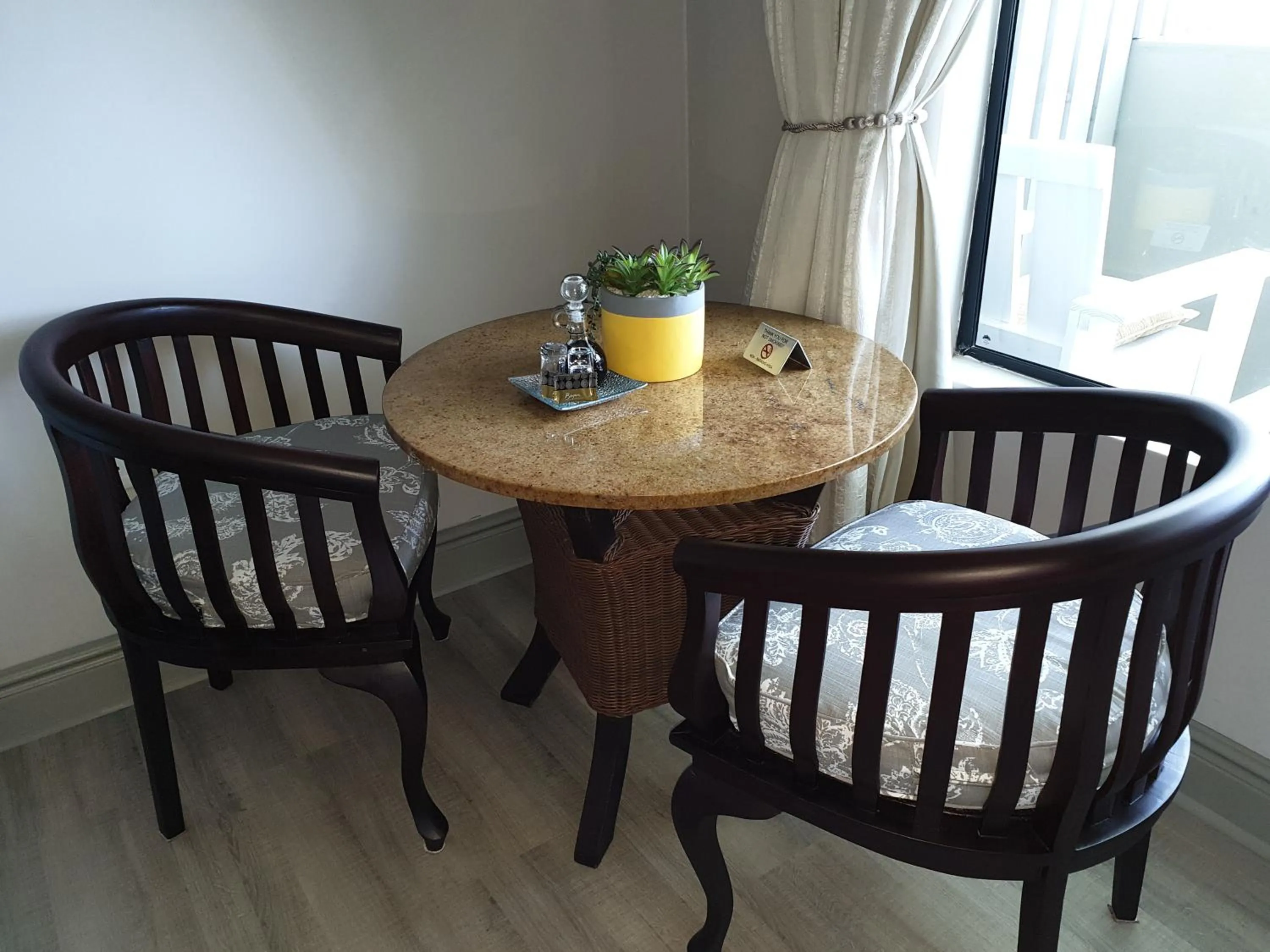 Seating area in Hillside Guesthouse Umhlanga