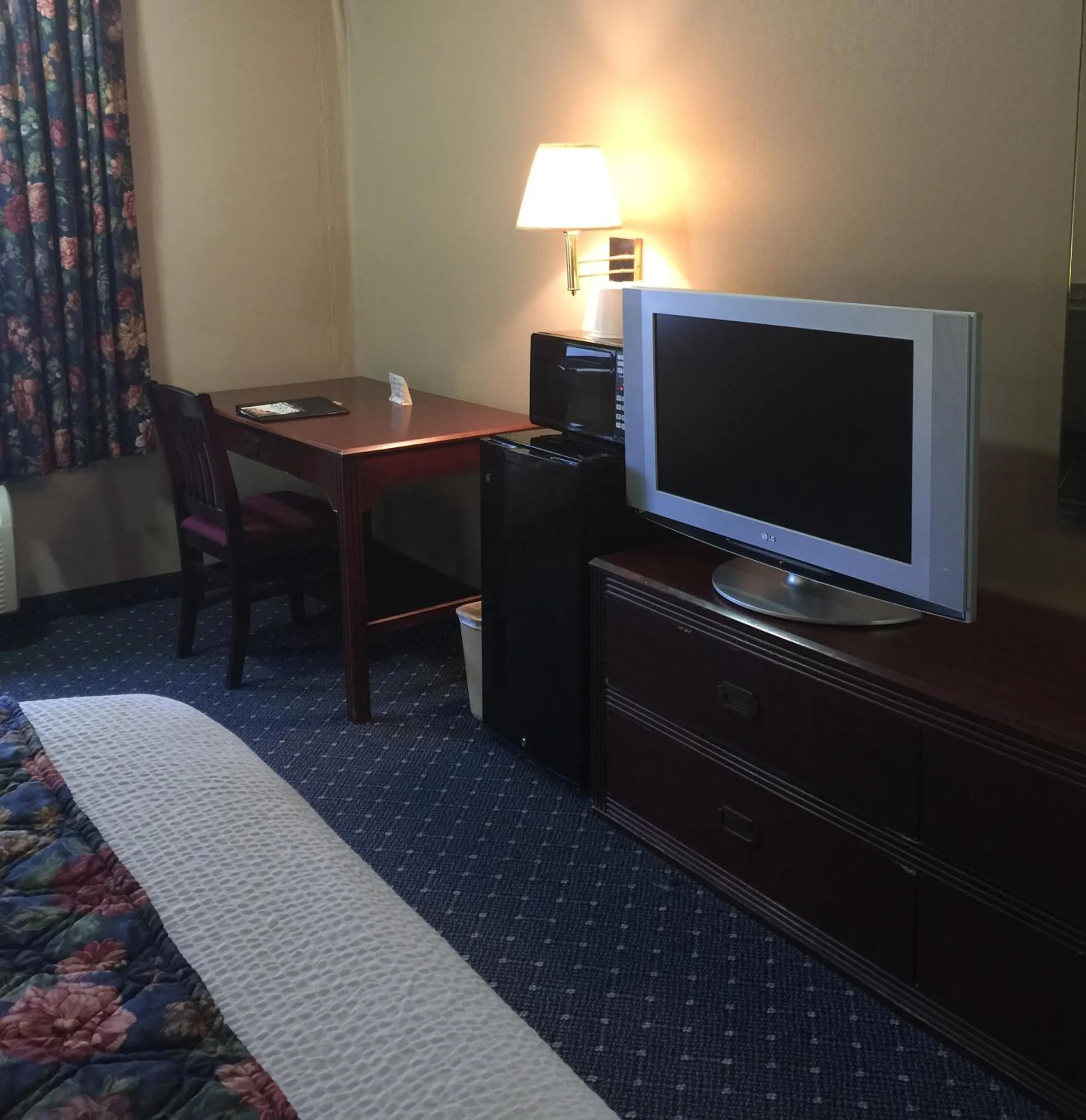 TV and multimedia, Bed in American Inn North Kansas City
