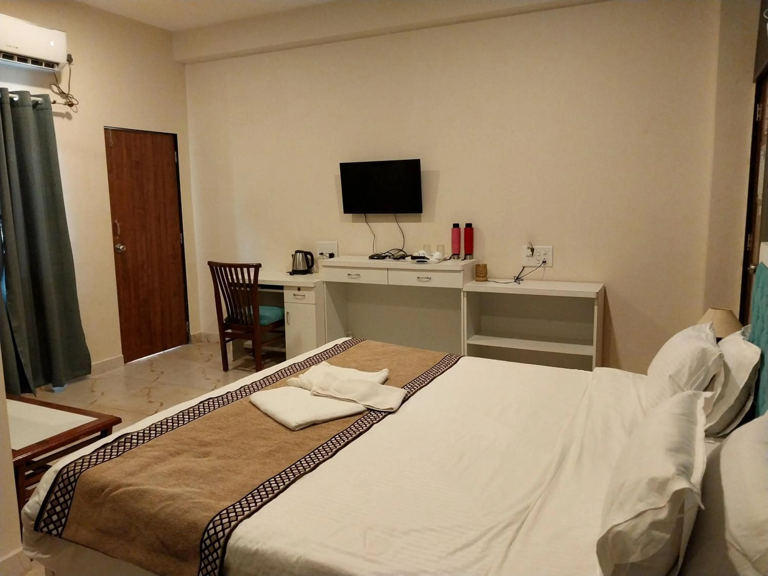 Photo of the whole room, Bed in Mango Valley Resort Ganpatipule