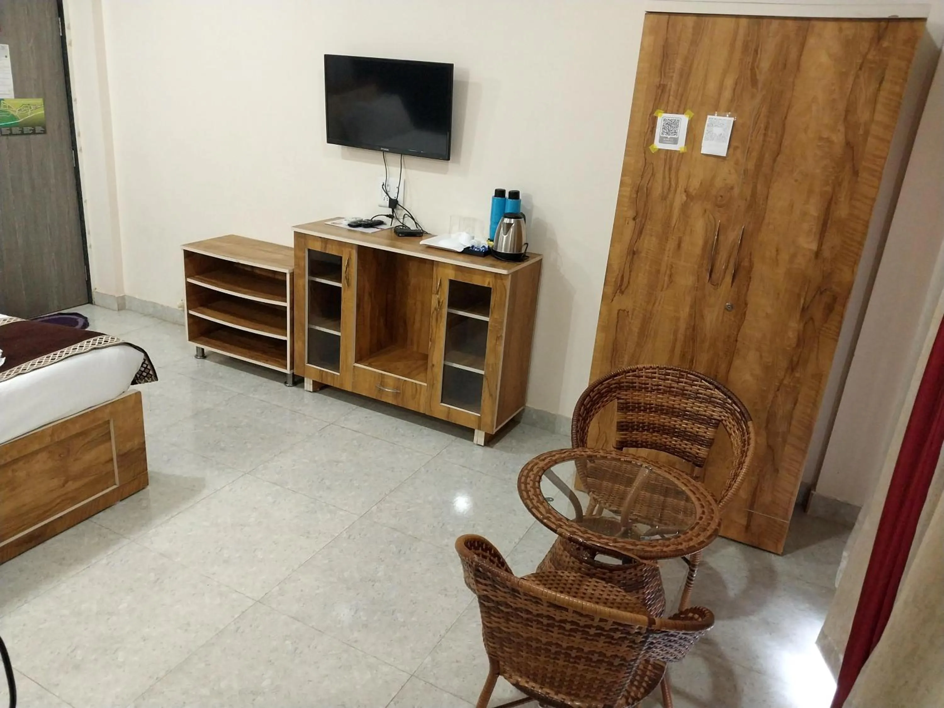 Seating area, Bed in Mango Valley Resort Ganpatipule