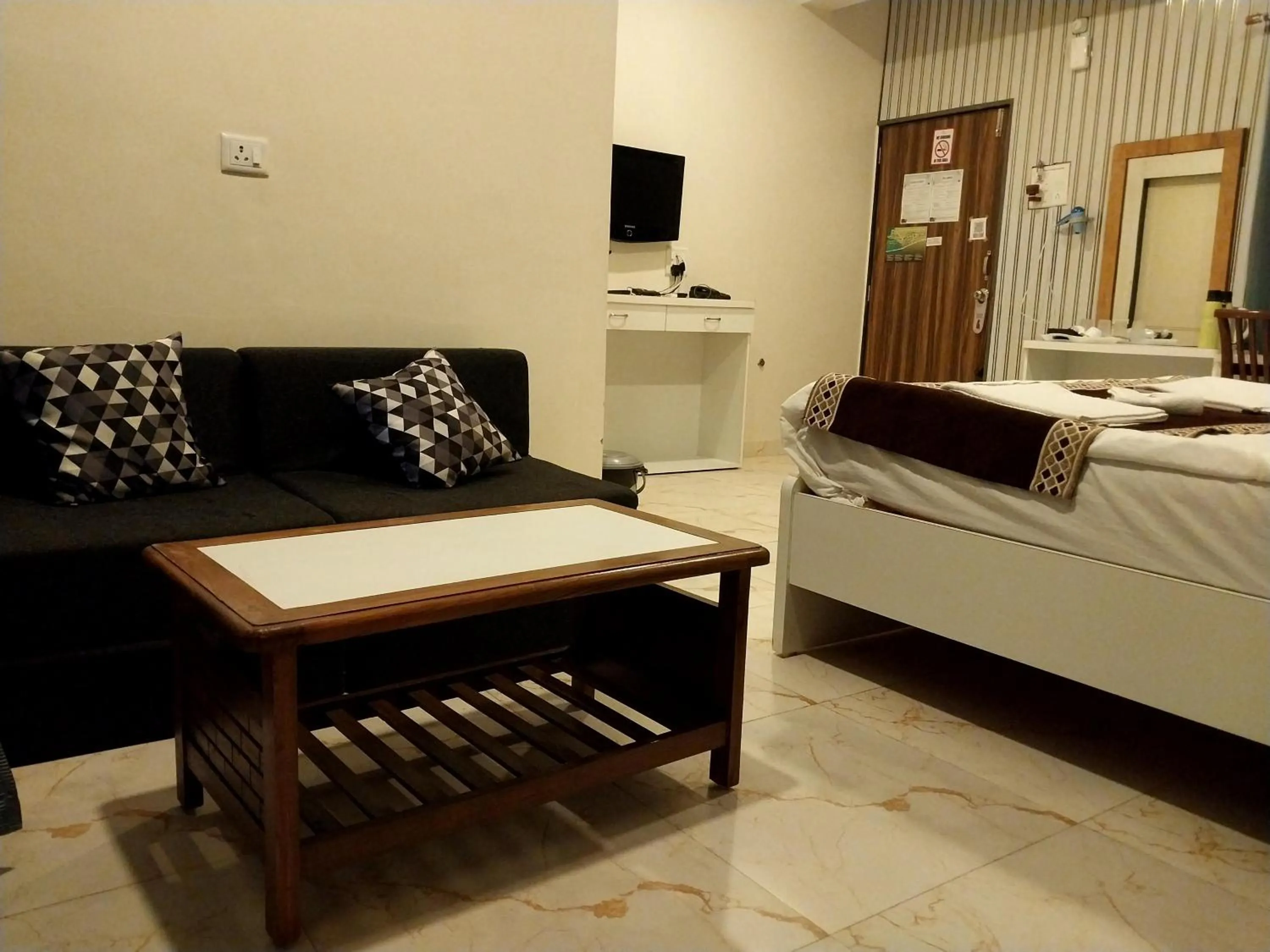 Seating area, Bed in Mango Valley Resort Ganpatipule