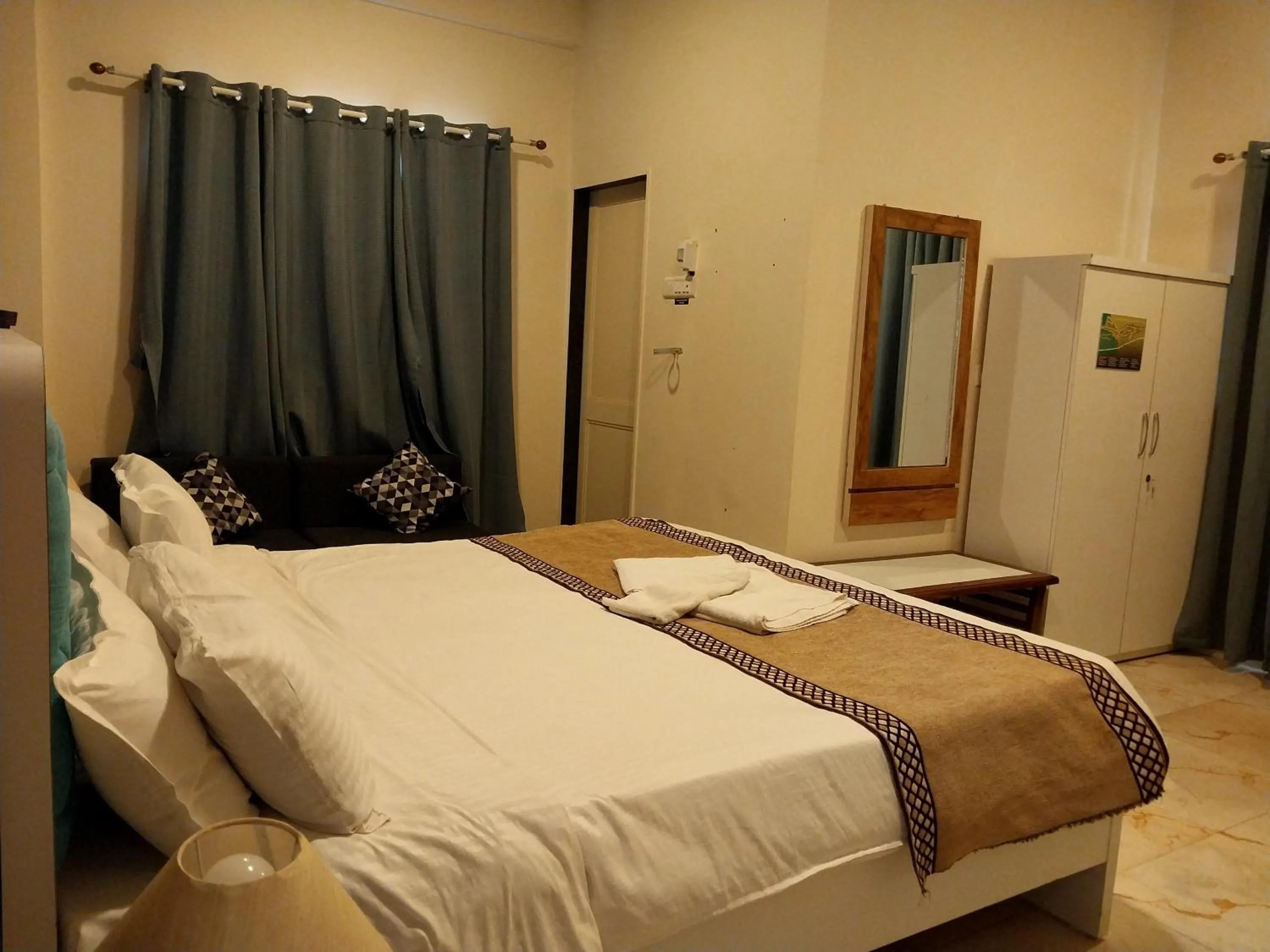 Bed in Mango Valley Resort Ganpatipule
