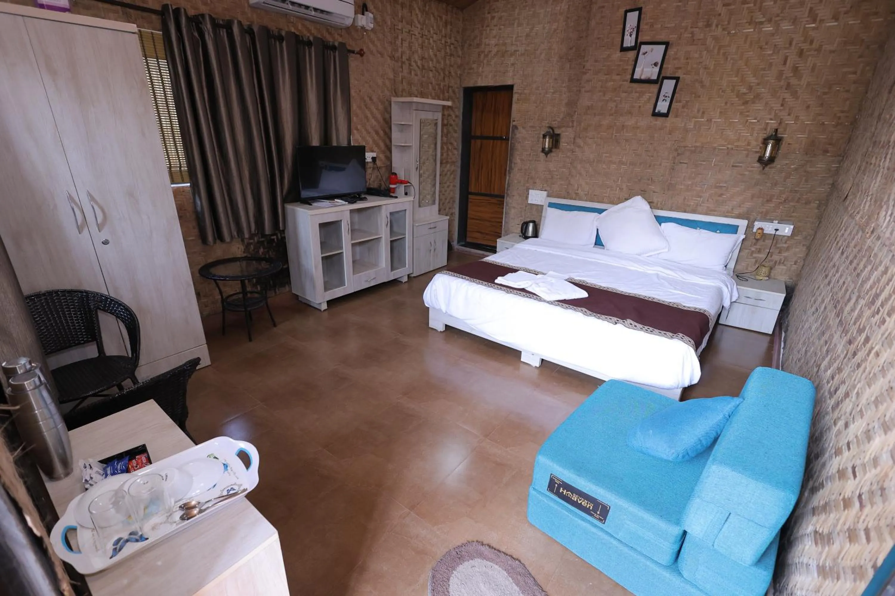 Bedroom, Bed in Mango Valley Resort Ganpatipule