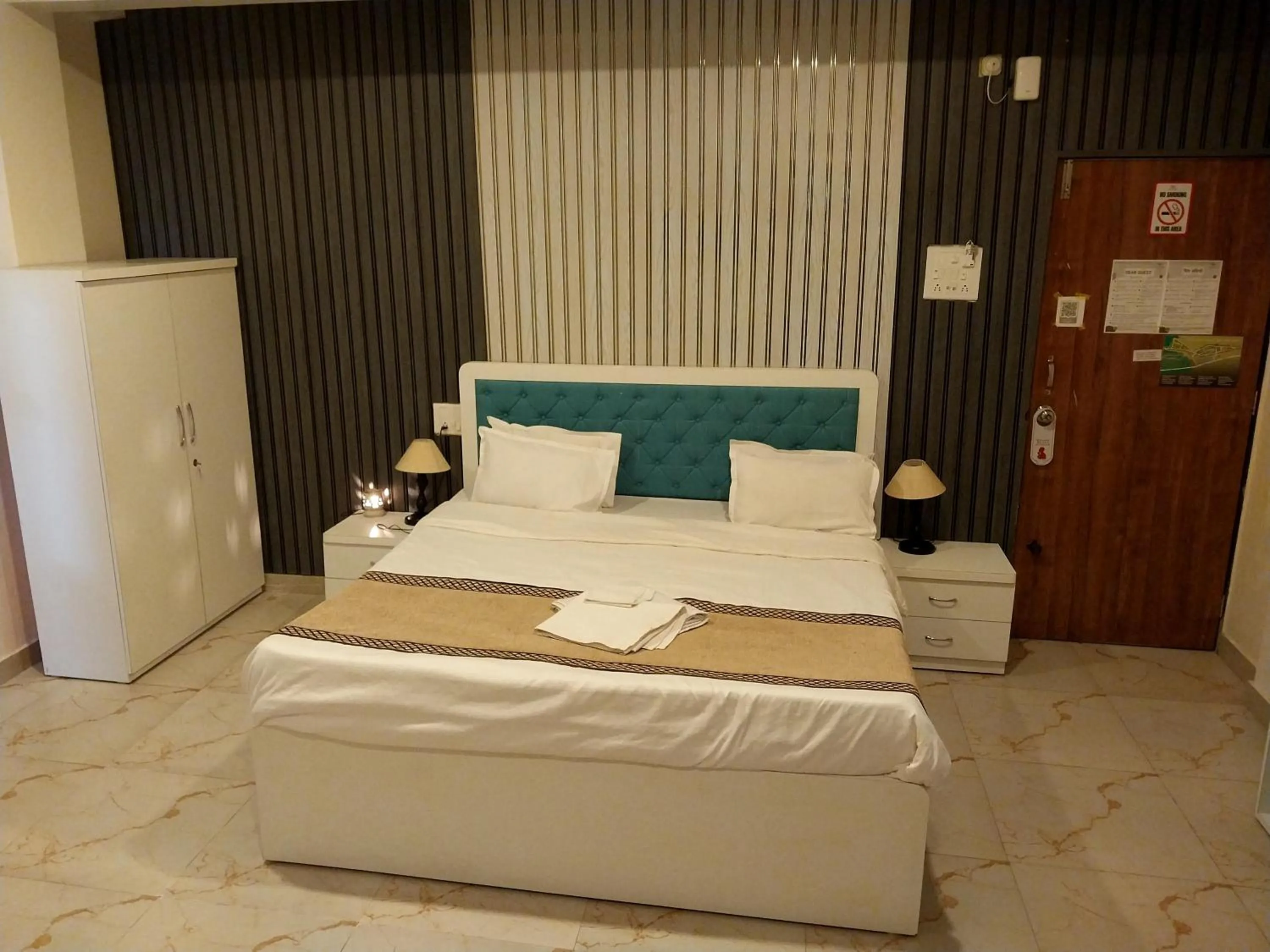 Bed in Mango Valley Resort Ganpatipule