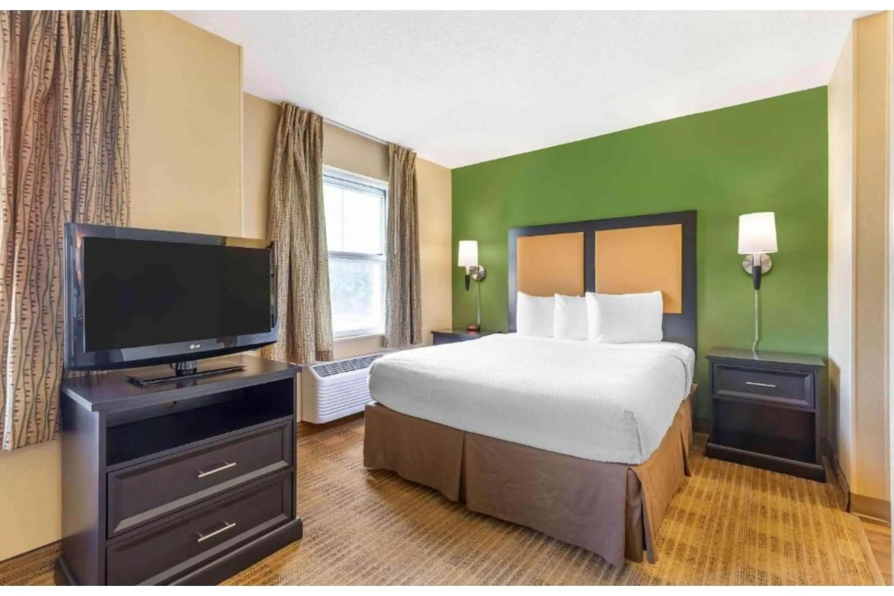 Bedroom, Bed in Studio 6 Extended Stay Washington - DC Gaithersburg South MD