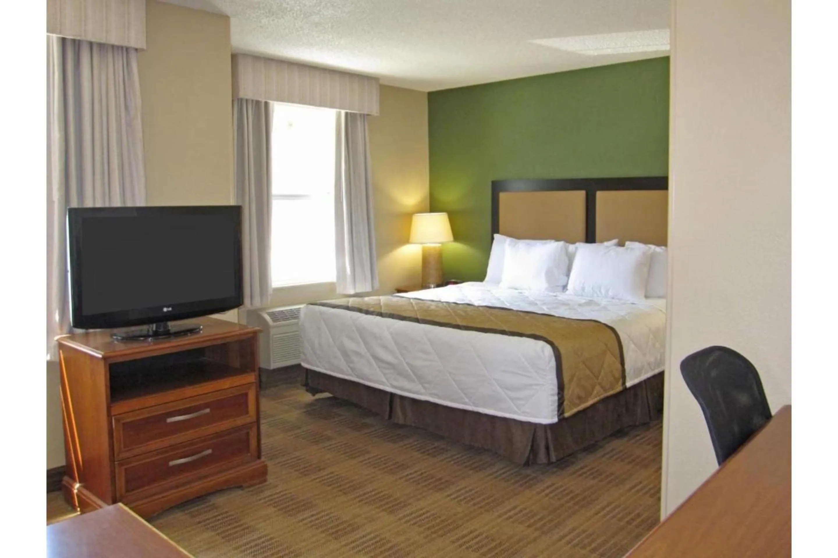 Bedroom, Bed in Studio 6 Extended Stay Washington - DC Gaithersburg South MD