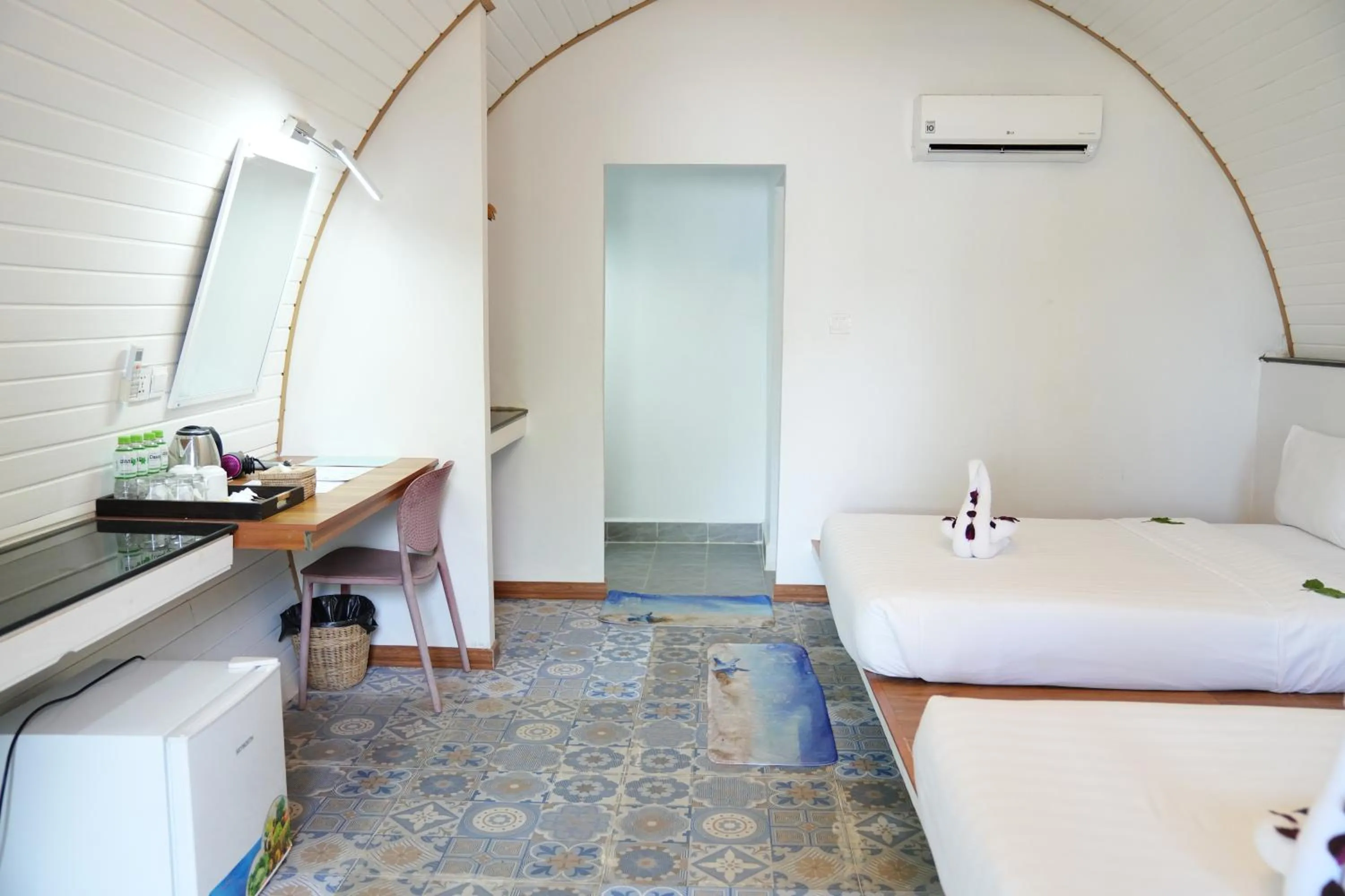 Photo of the whole room, Bed in Tube Resort by EHM