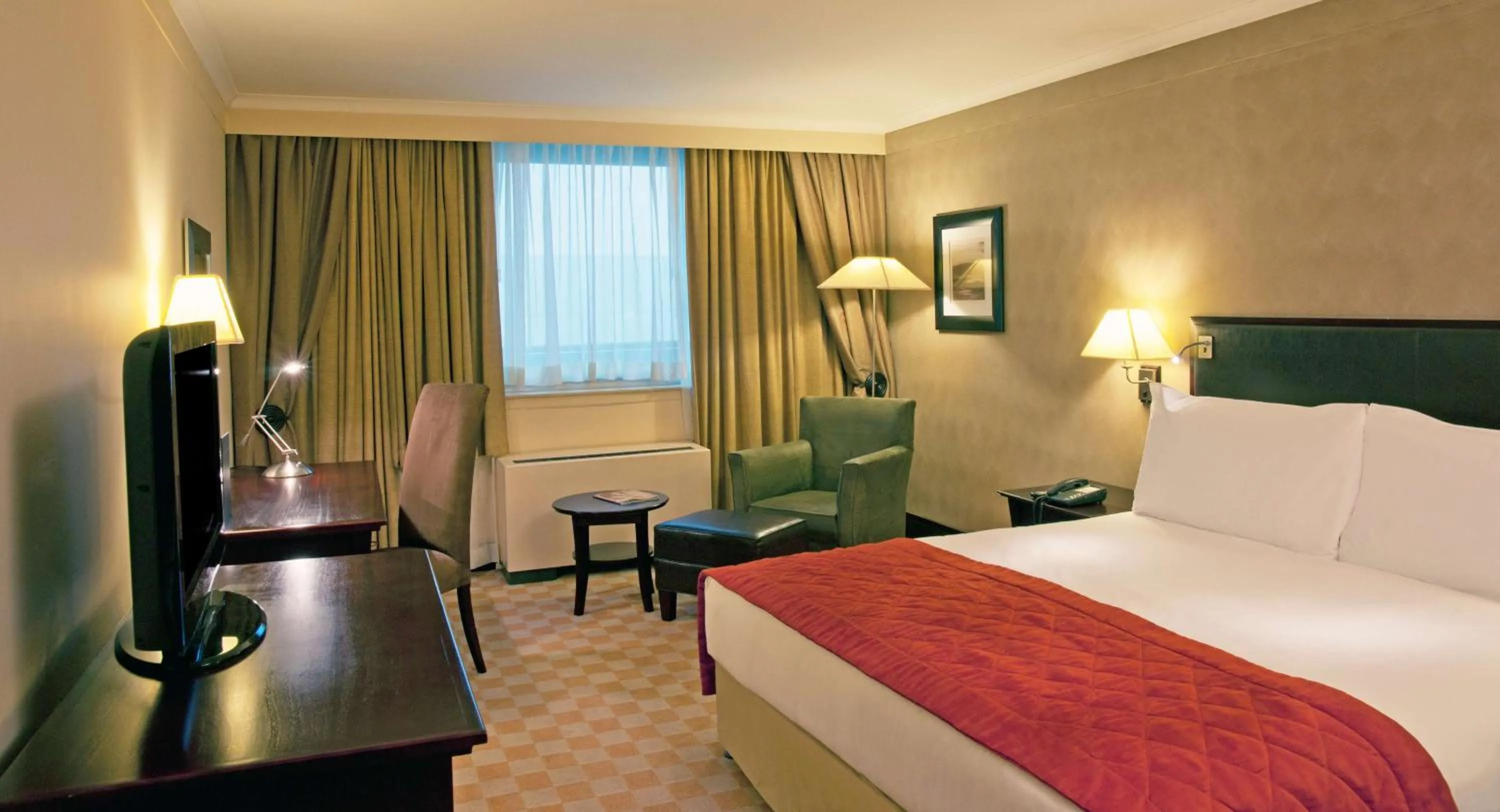 Photo of the whole room, Bed in Southern Sun OR Tambo International Airport