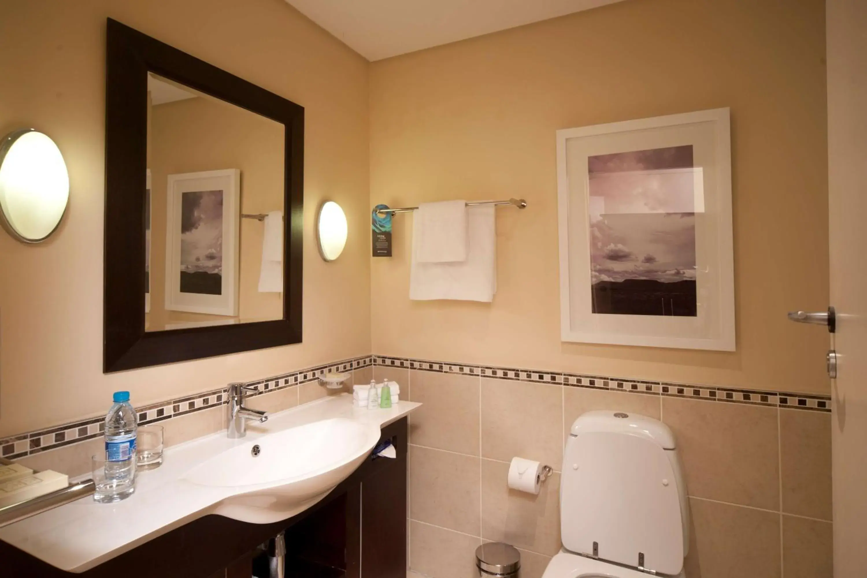 Superior Twin Room Smoking in Southern Sun OR Tambo International Airport Superior Twin Room Smoking in Southern Sun OR Tambo International Airport