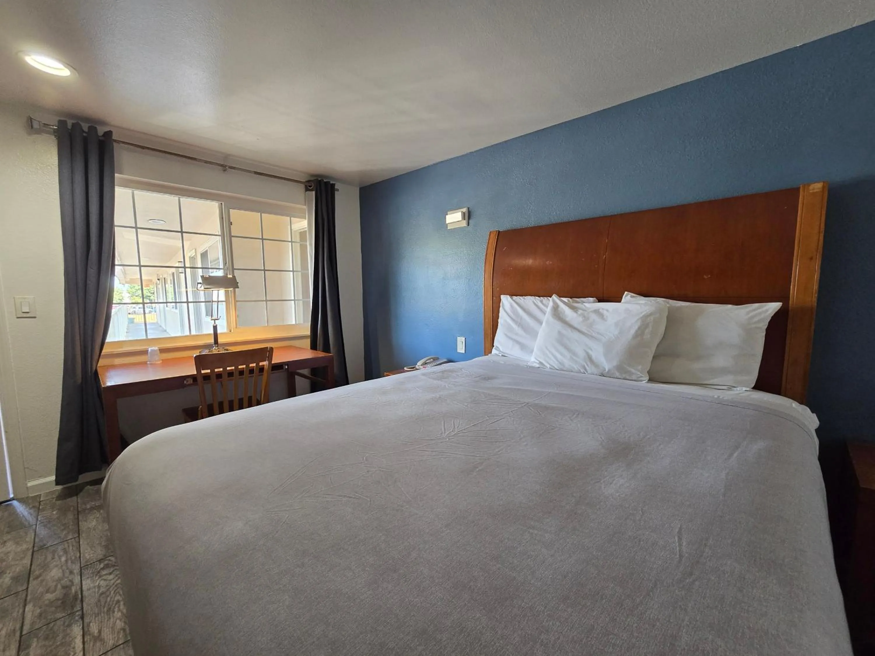 Bedroom, Bed in Peach City Inn - Marysville/Yuba City