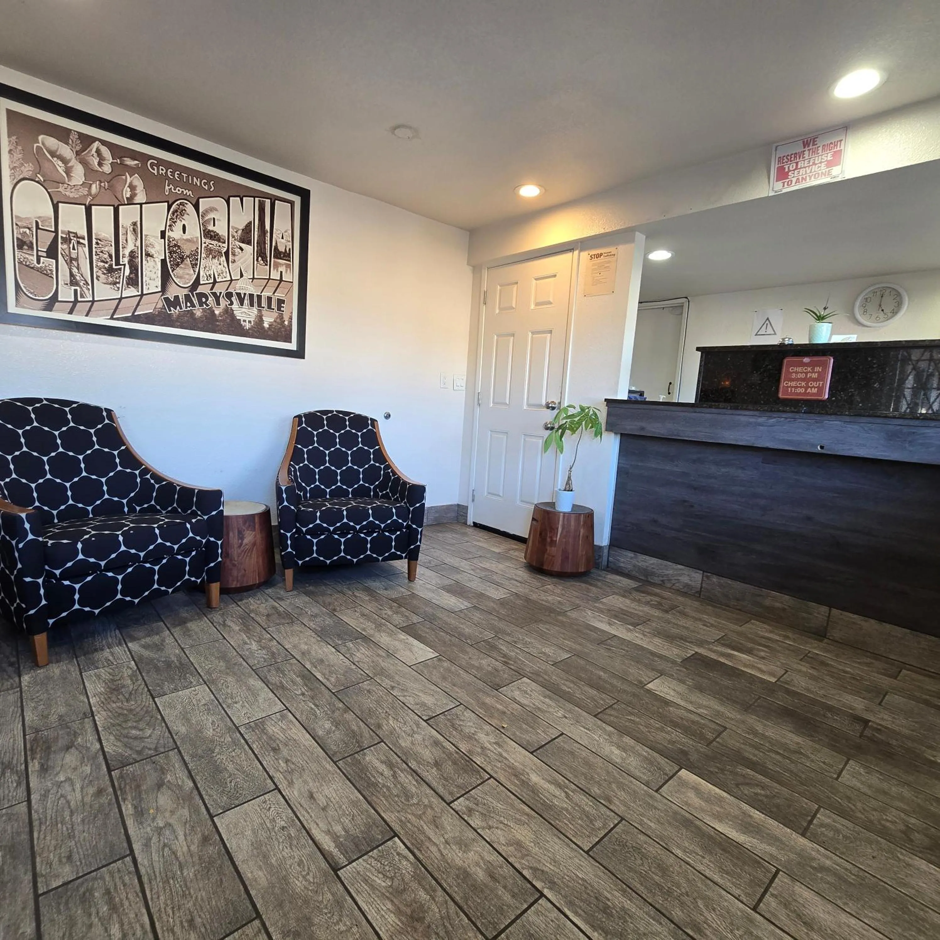 Communal lounge/ TV room in Peach City Inn - Marysville/Yuba City