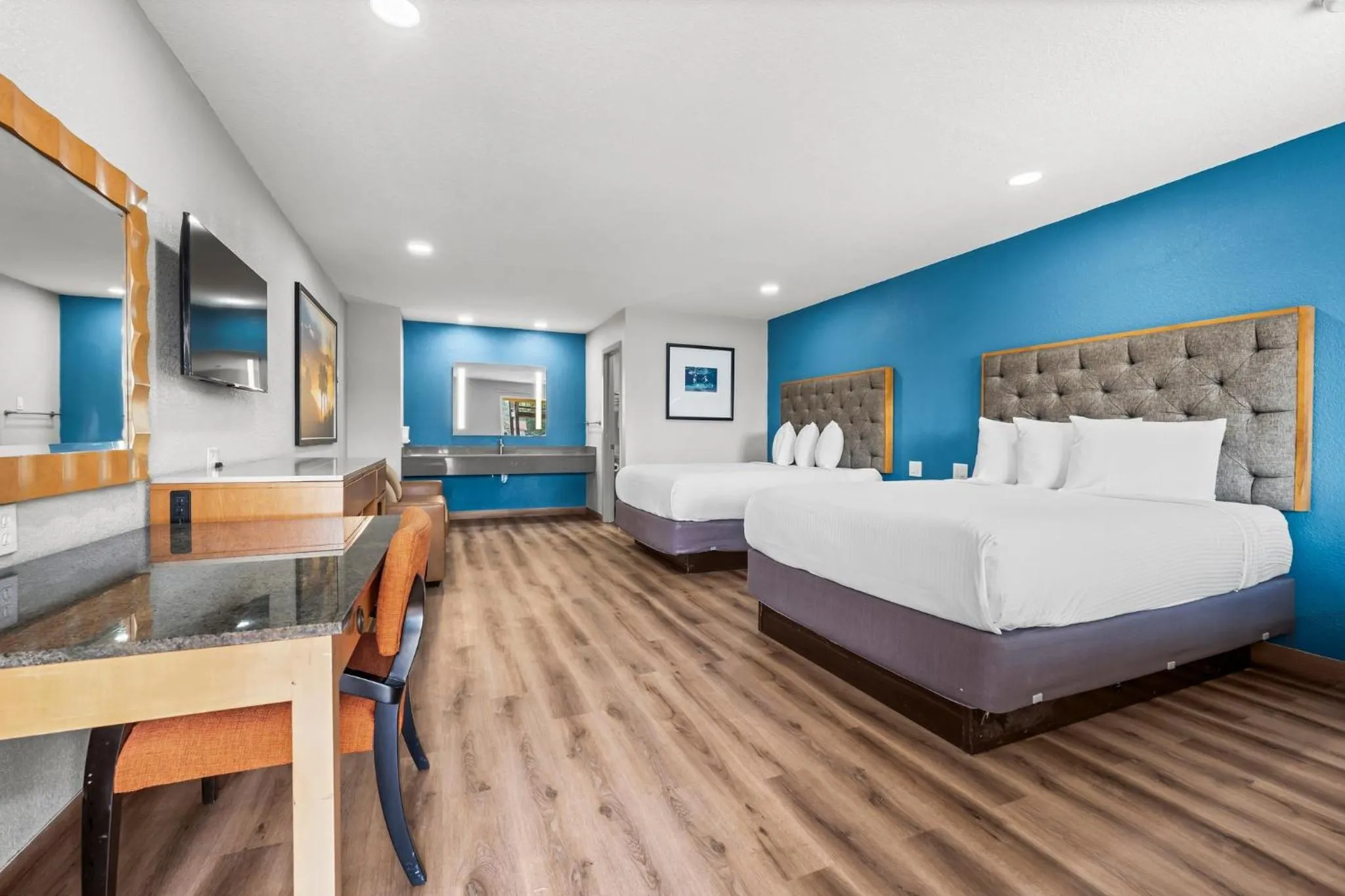 Bed in Econo Lodge Inn & Suites Sealy