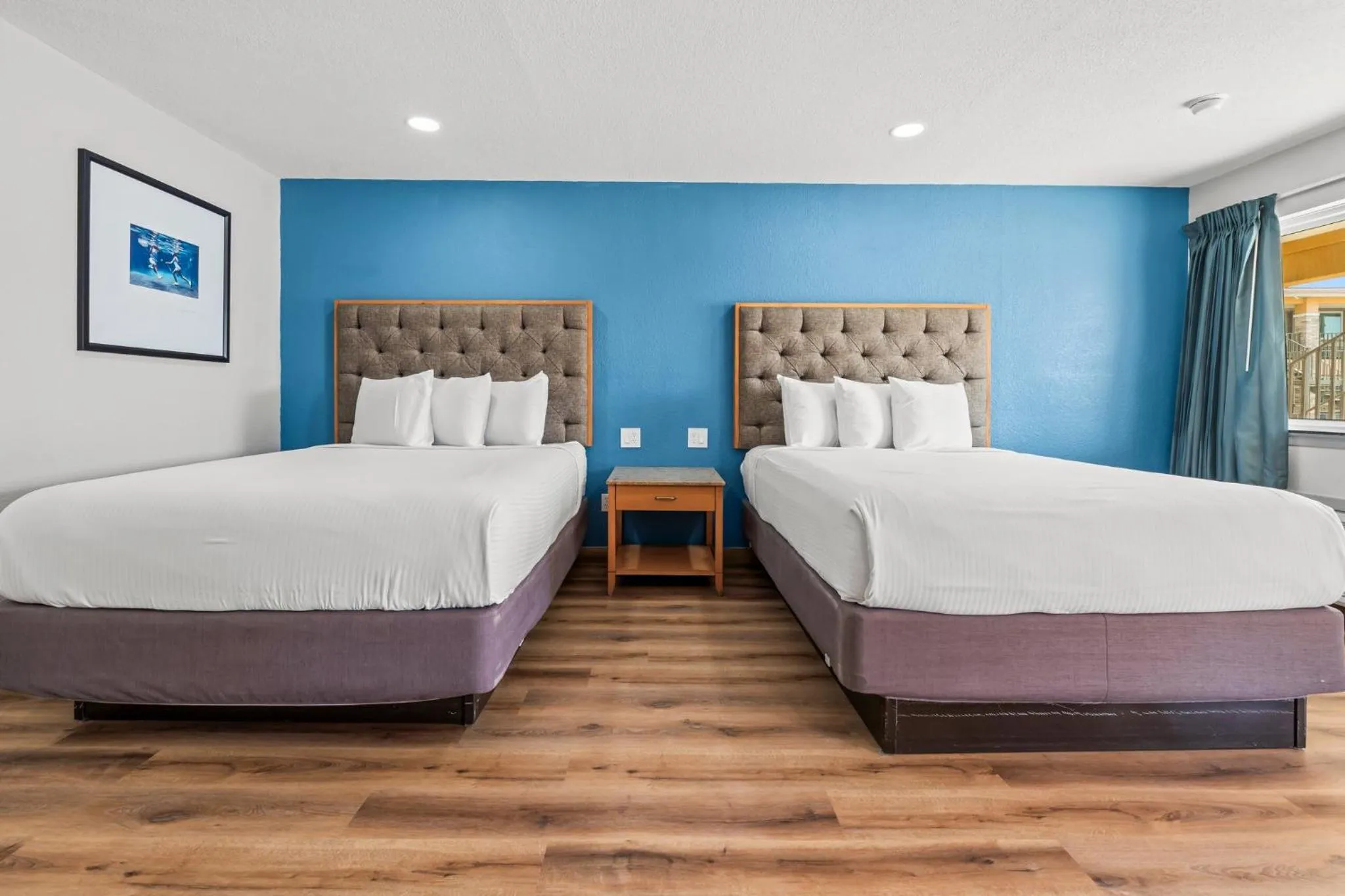 Bed in Econo Lodge Inn & Suites Sealy