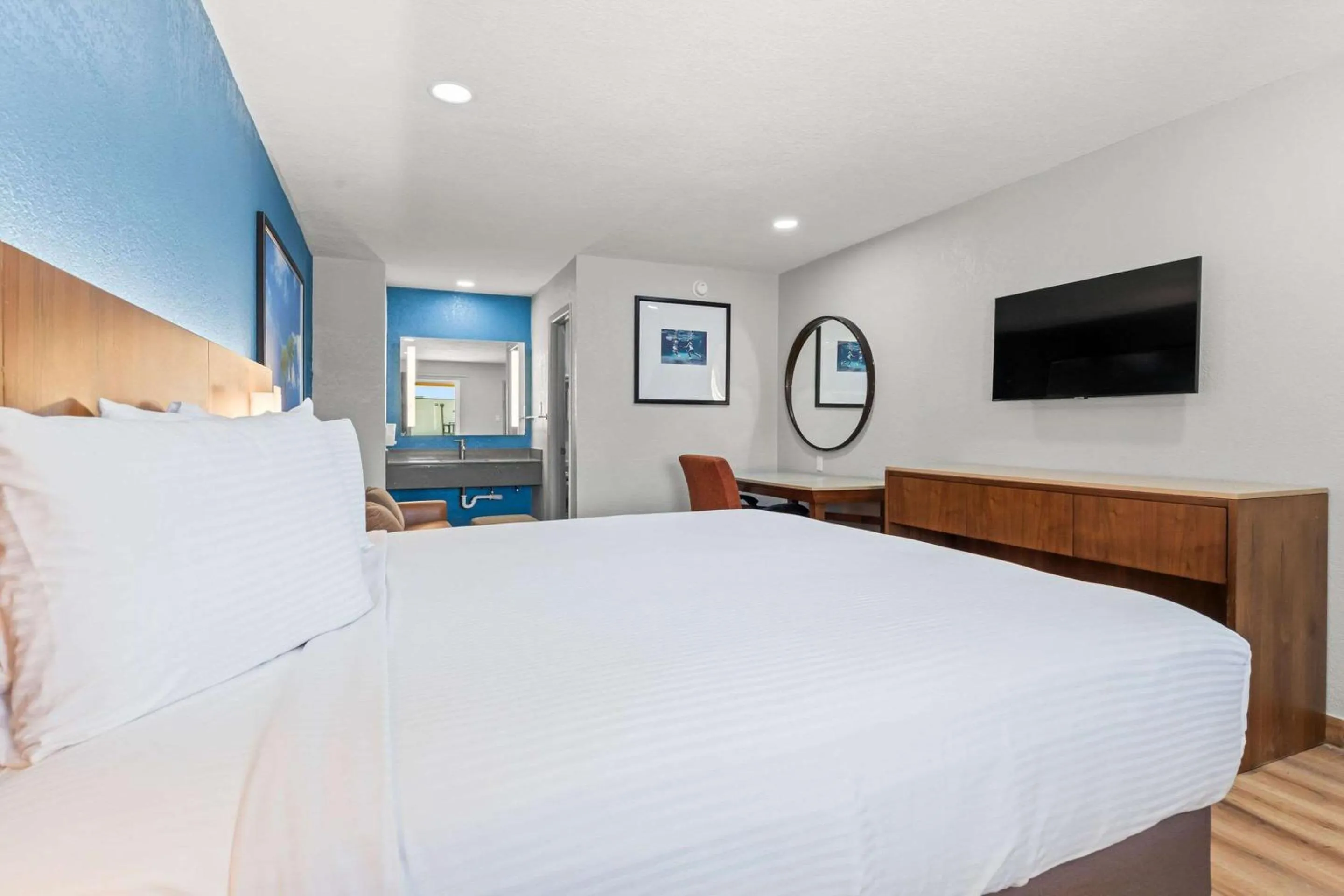 Bedroom, Bed in Econo Lodge Inn & Suites Sealy