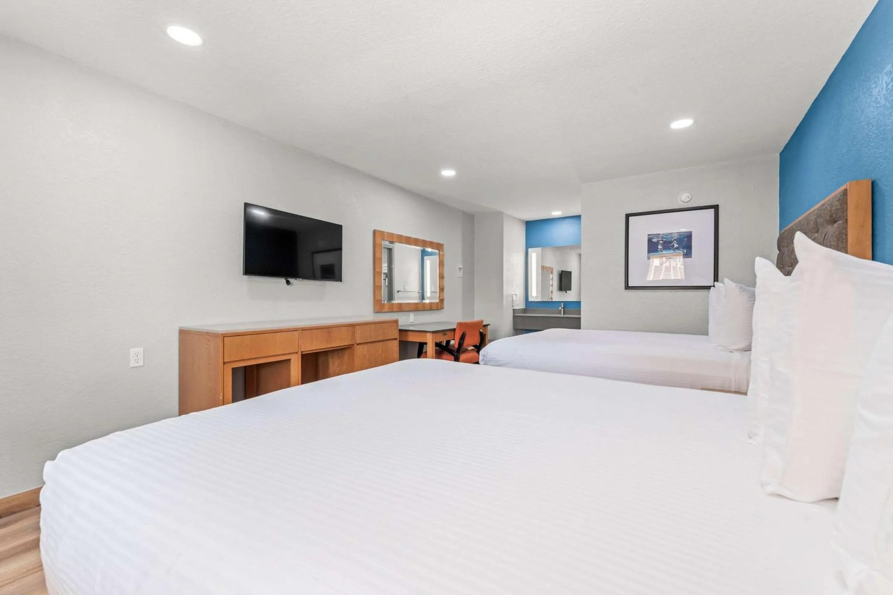 Bedroom, Bed in Econo Lodge Inn & Suites Sealy