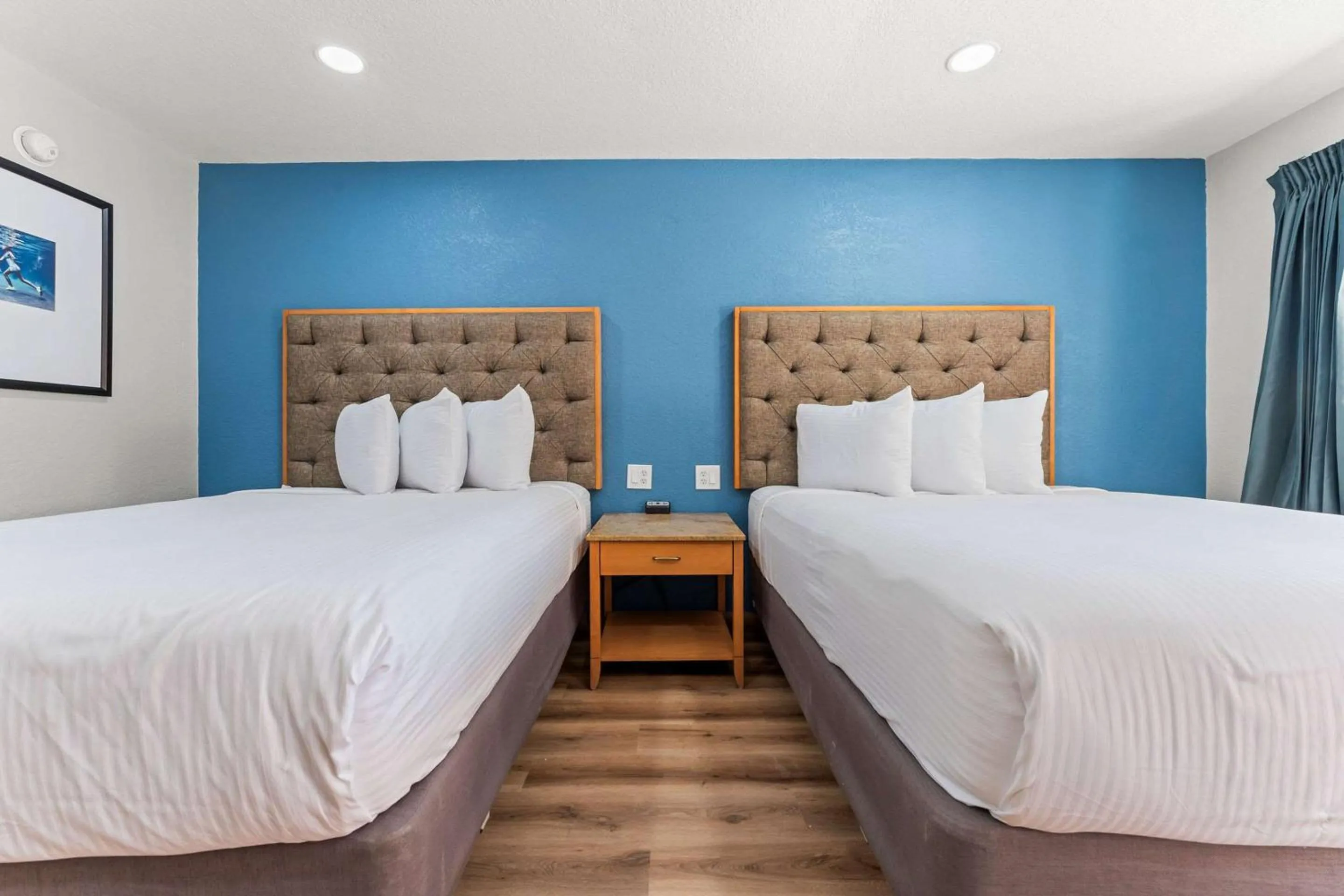 Bedroom, Bed in Econo Lodge Inn & Suites Sealy