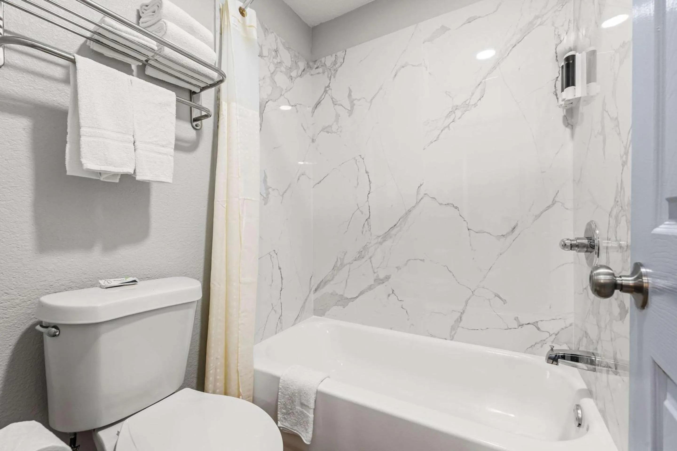 Bedroom in Econo Lodge Inn & Suites Sealy