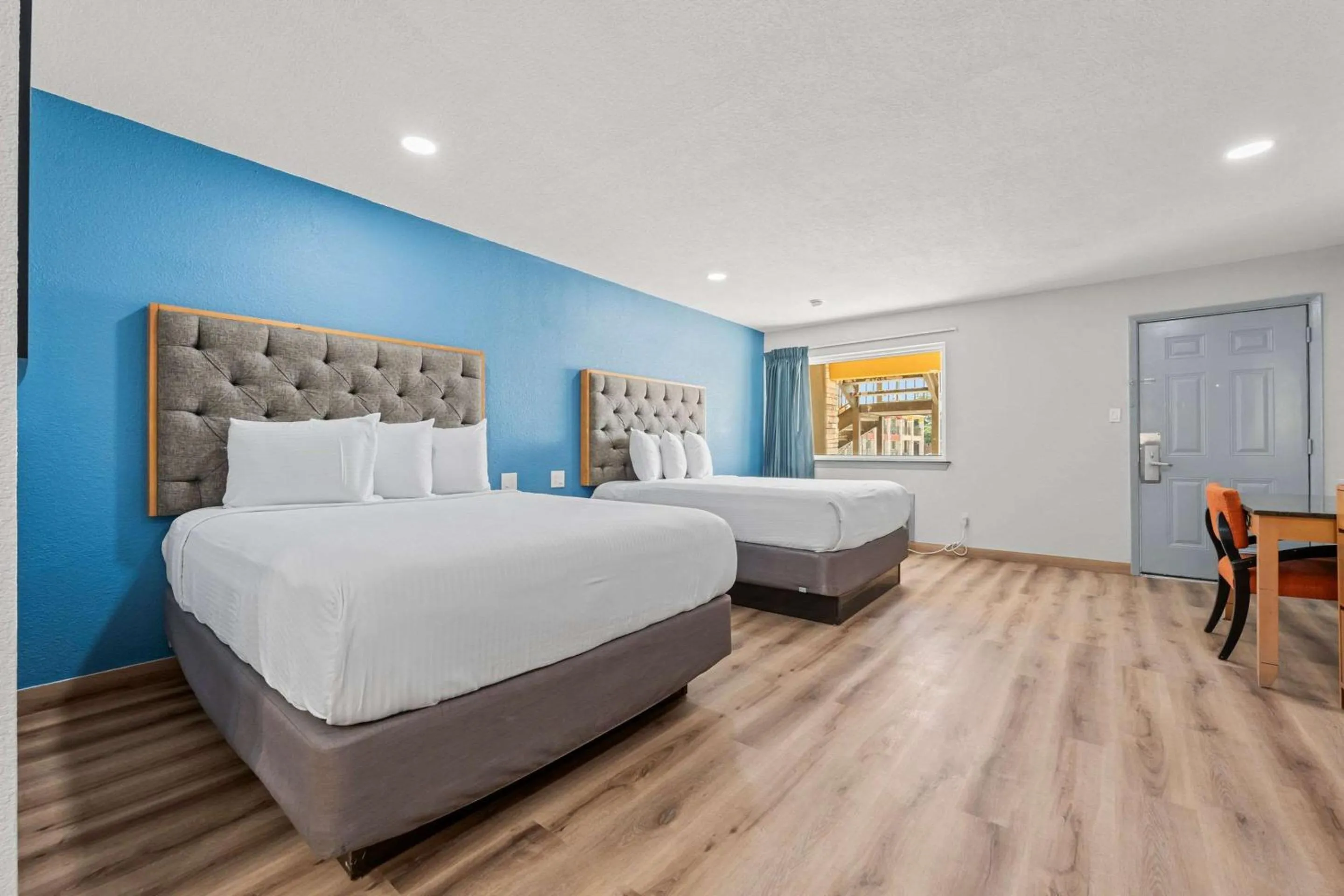 Bedroom, Bed in Econo Lodge Inn & Suites Sealy