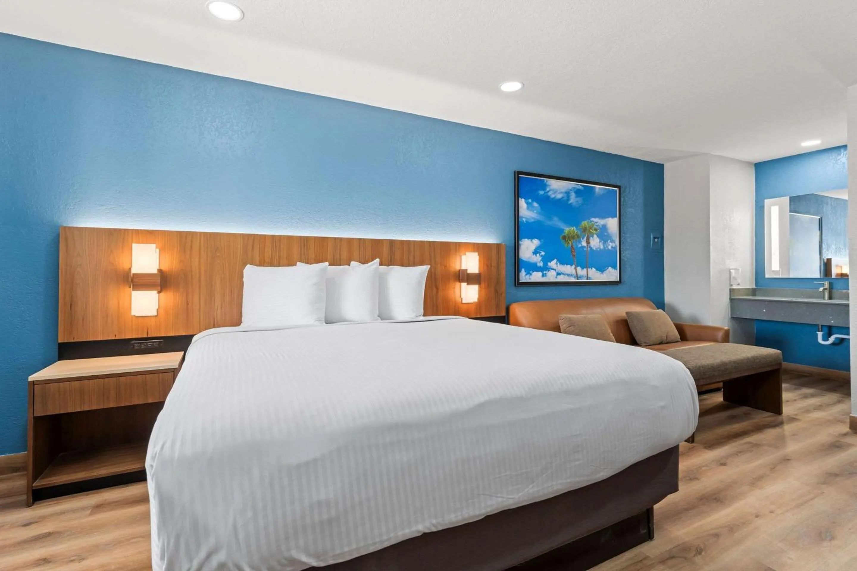 Bedroom, Bed in Econo Lodge Inn & Suites Sealy