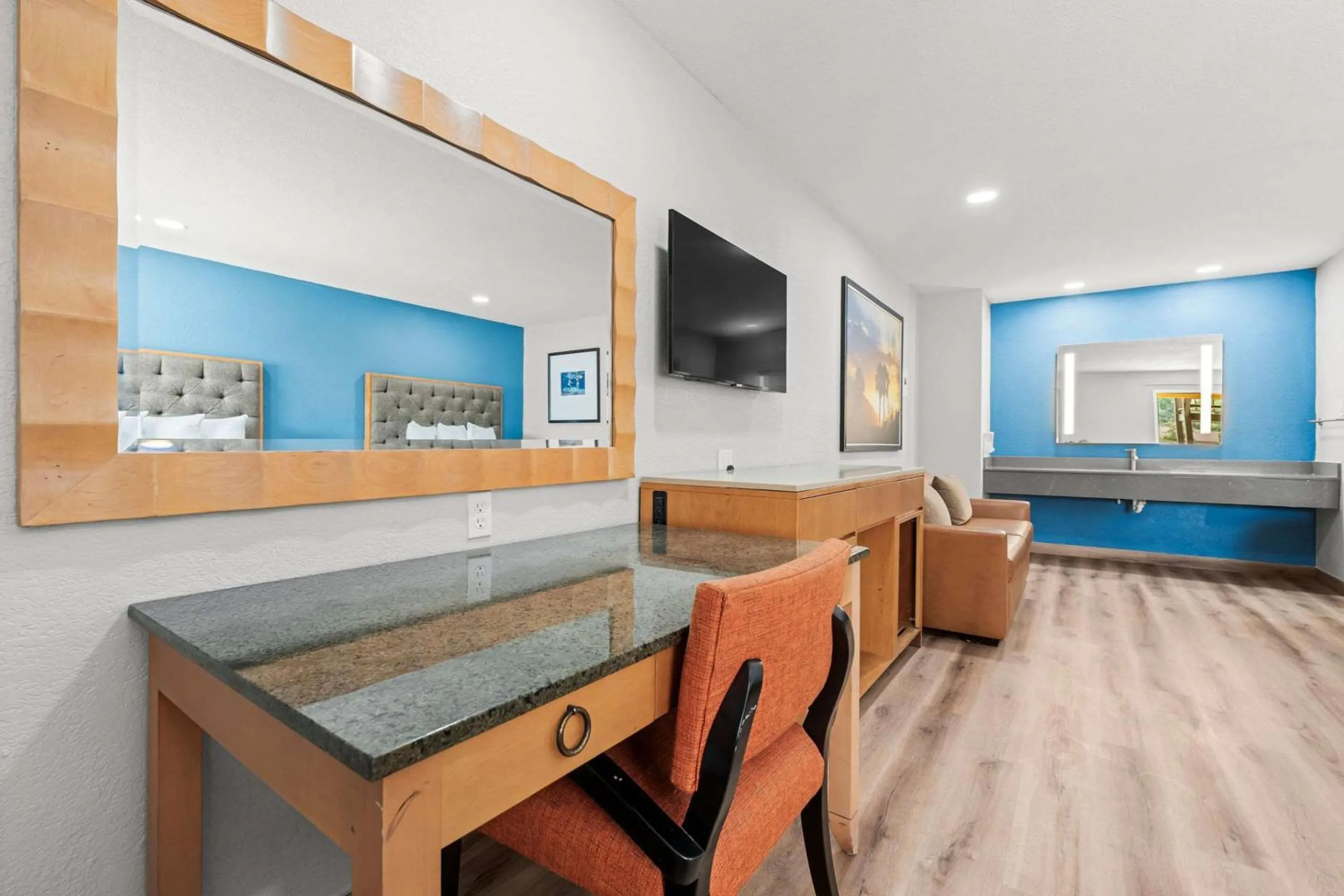 Bedroom in Econo Lodge Inn & Suites Sealy