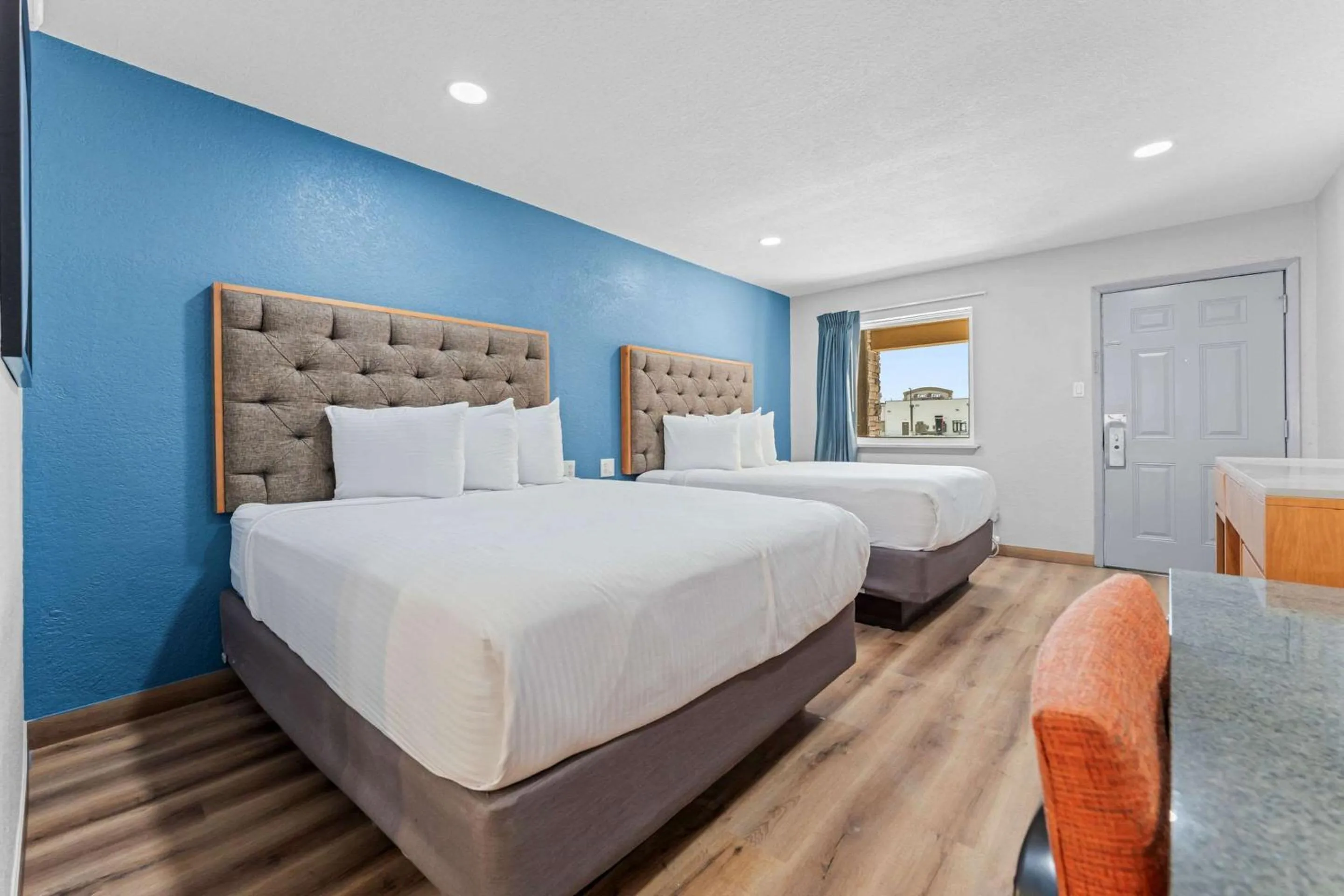 Bedroom, Bed in Econo Lodge Inn & Suites Sealy