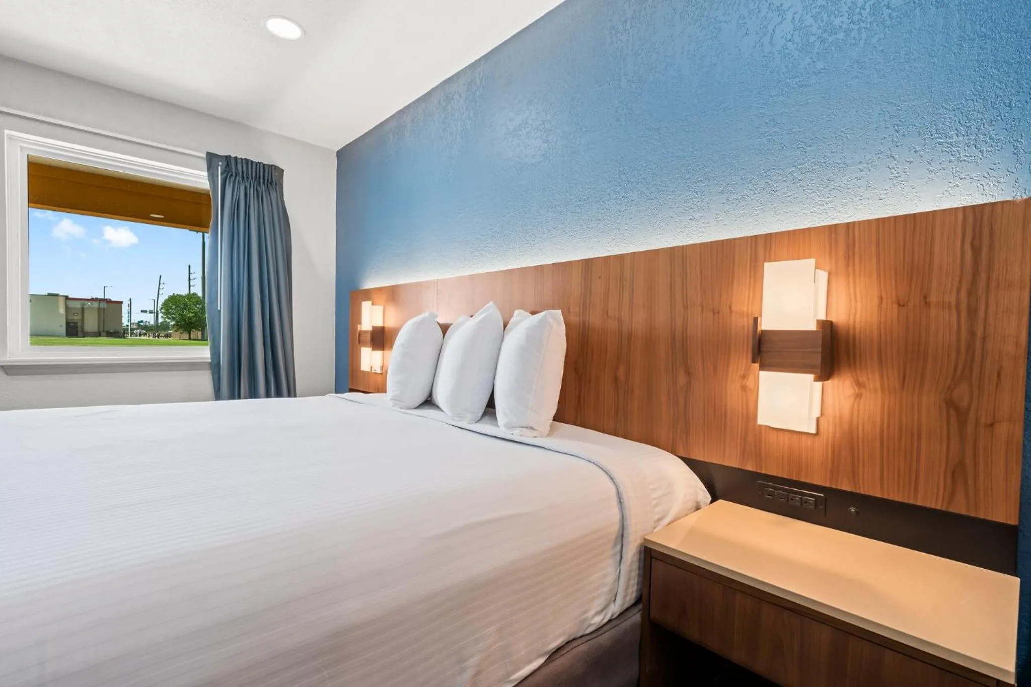 Bed in Econo Lodge Inn & Suites Sealy