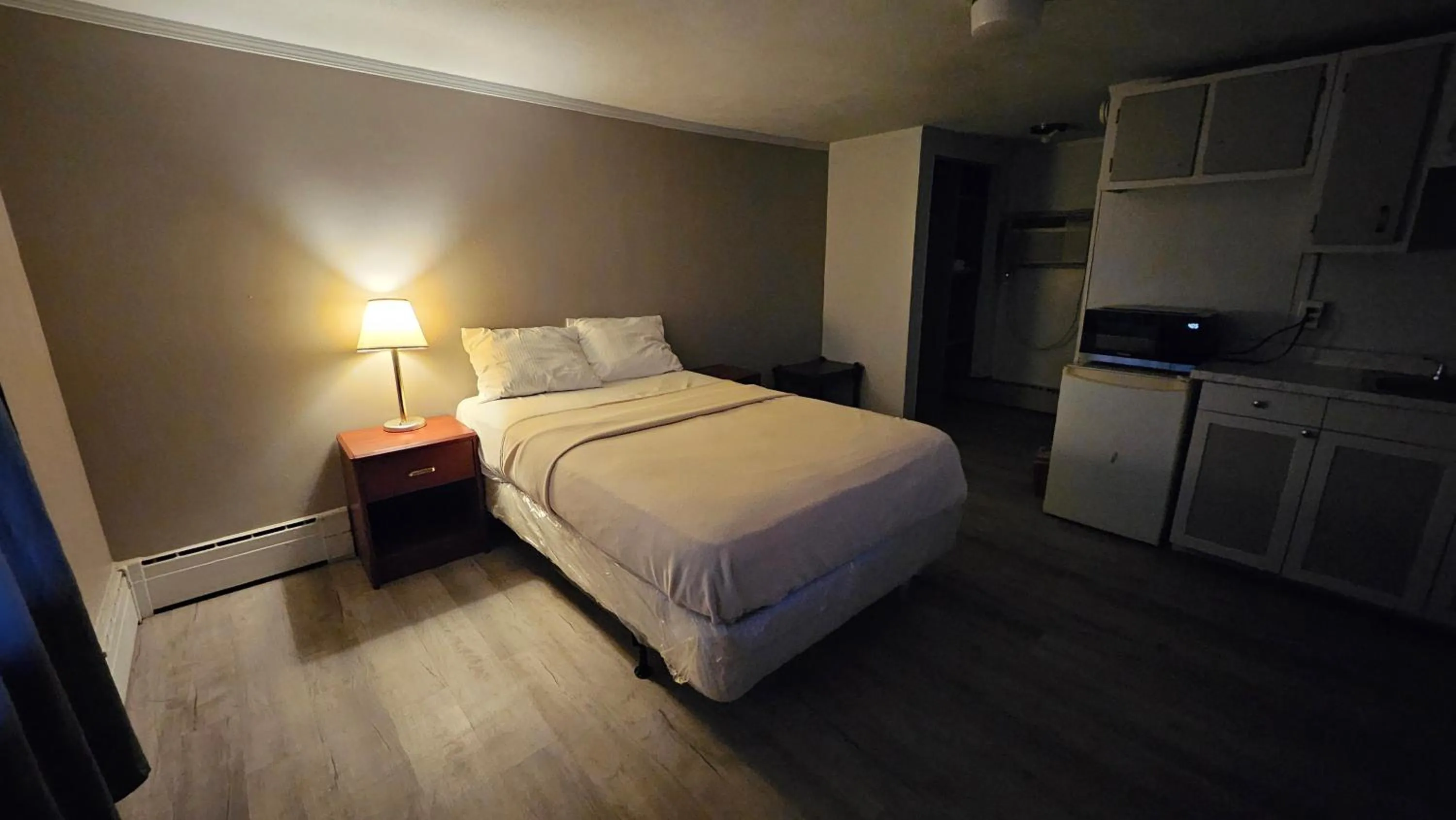 Bedroom, Bed in Village Inn Motel Holt