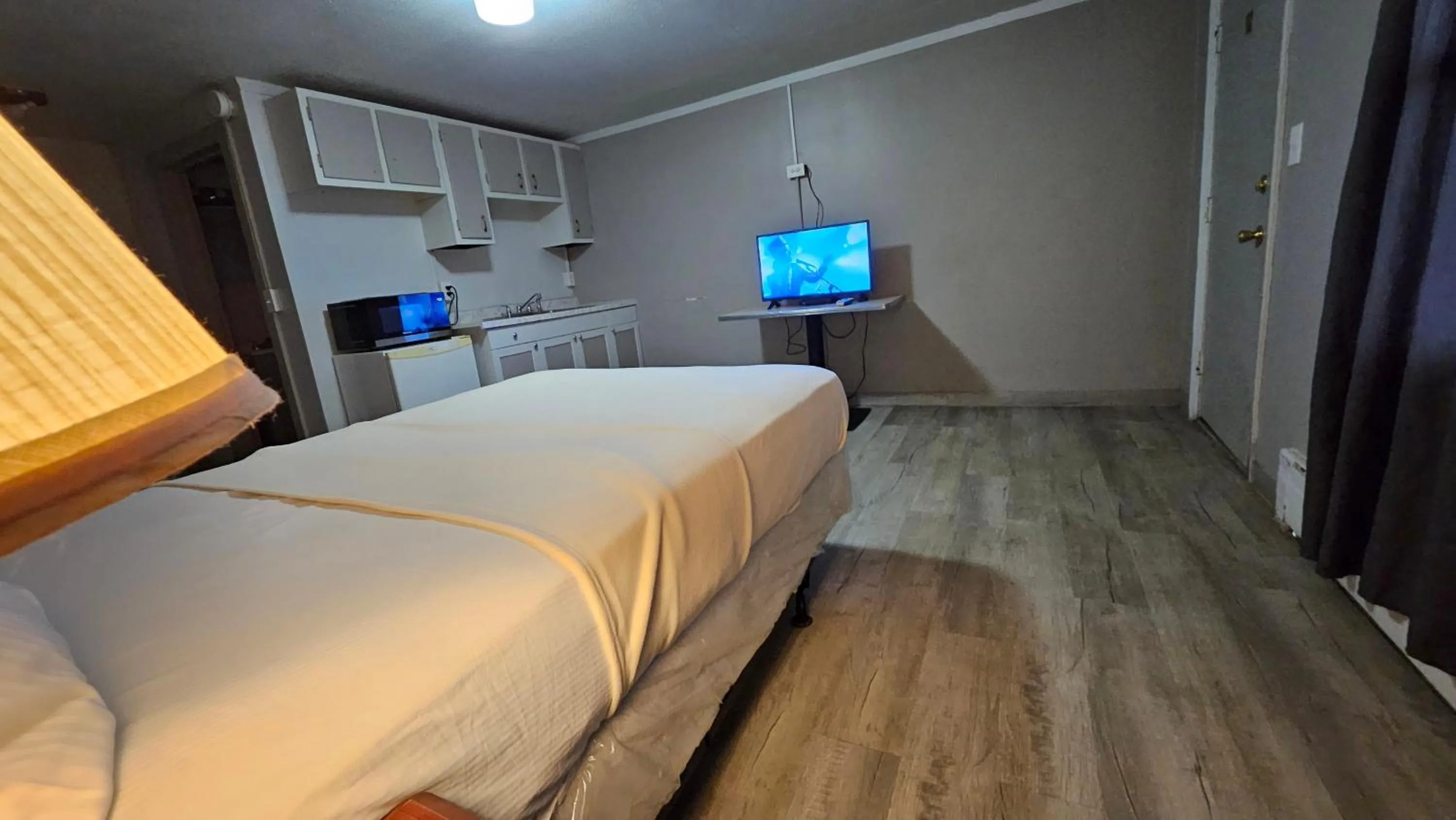 Bedroom, Bed in Village Inn Motel Holt