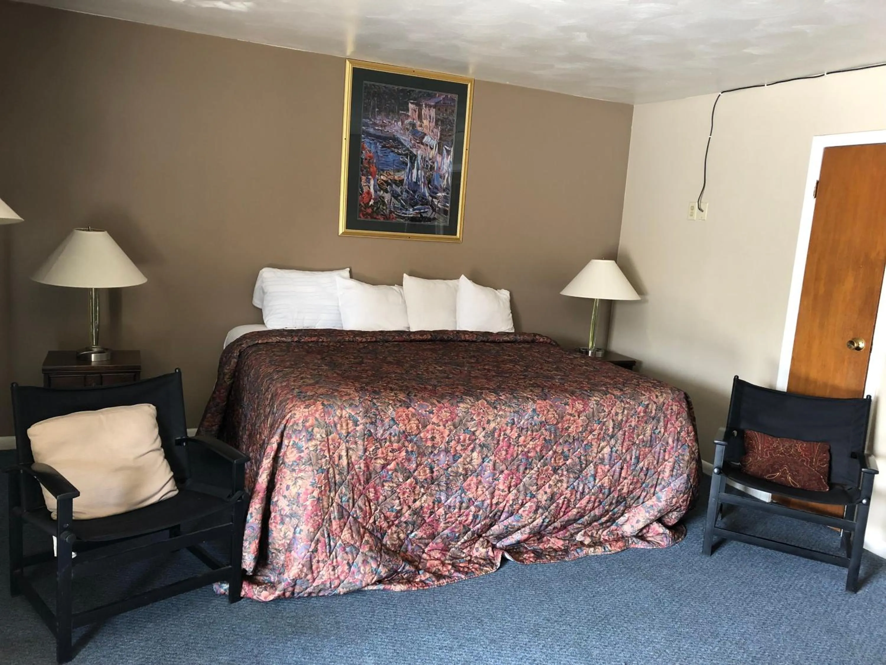 Communal lounge/ TV room, Bed in Village Inn Motel Holt