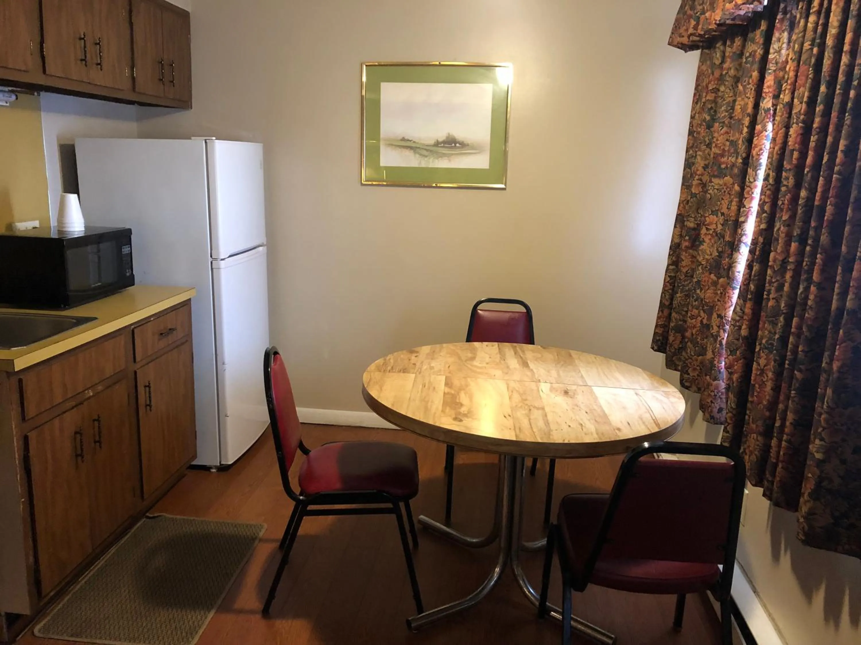 Dining area in Village Inn Motel Holt