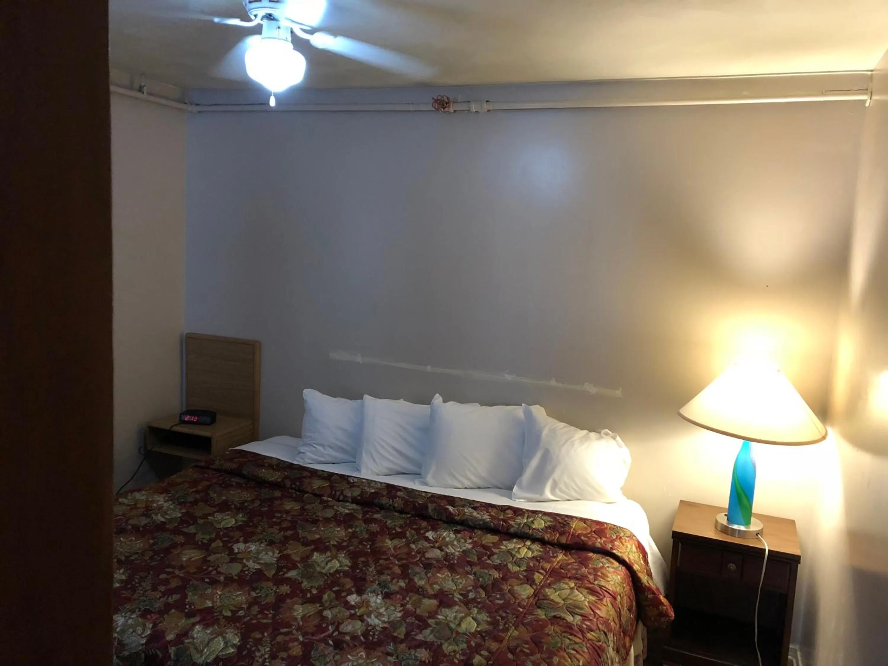 Spring, Bed in Village Inn Motel Holt