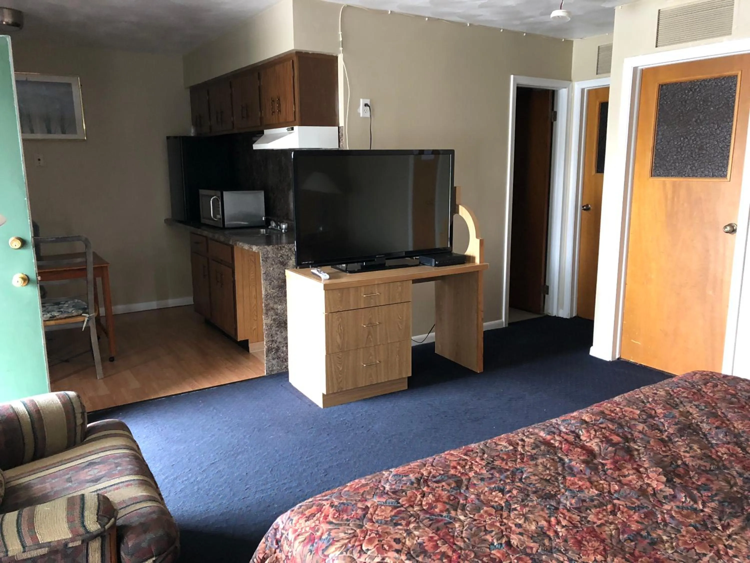 Other, Bed in Village Inn Motel Holt