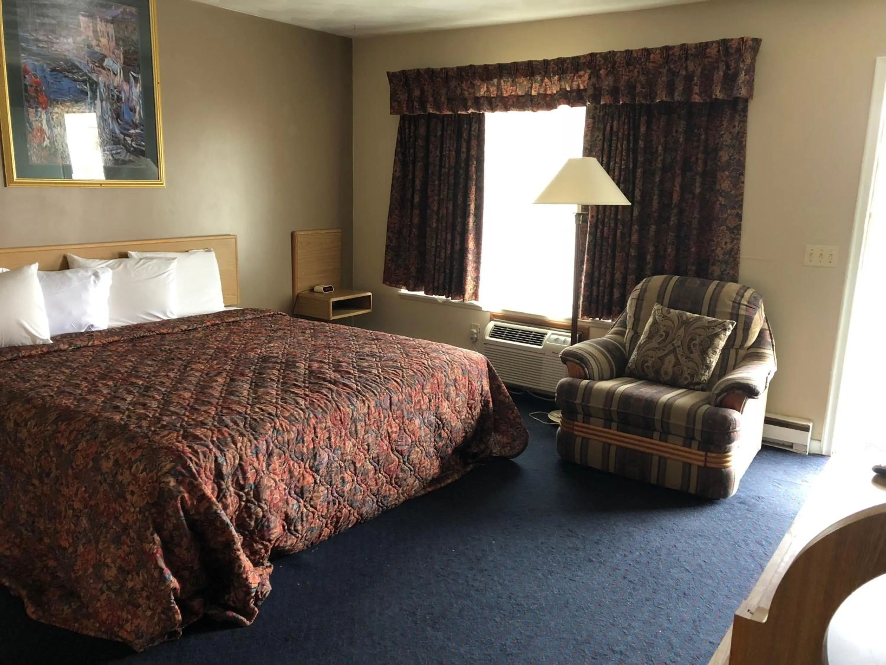 Bed in Village Inn Motel Holt