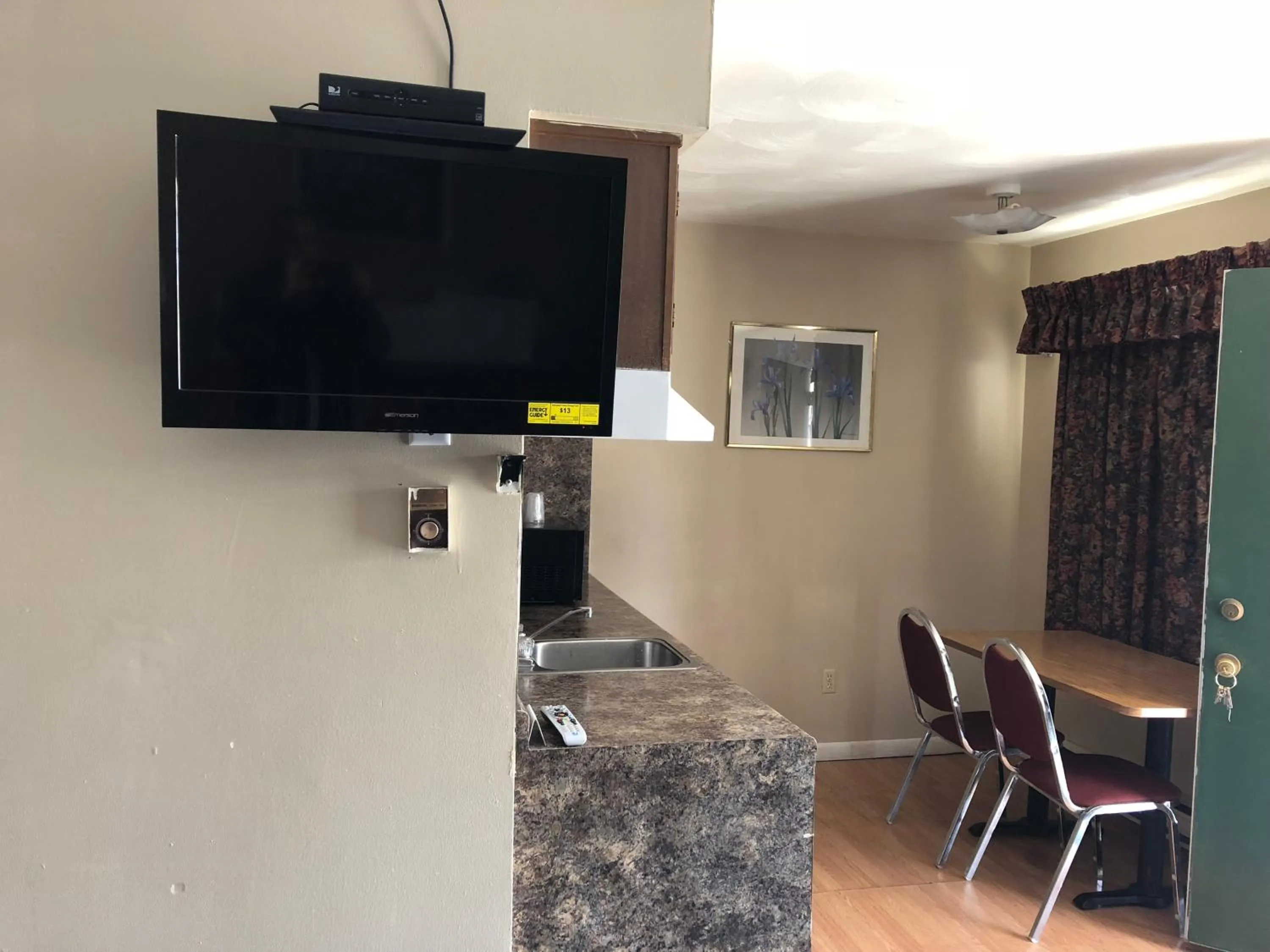 TV and multimedia in Village Inn Motel Holt