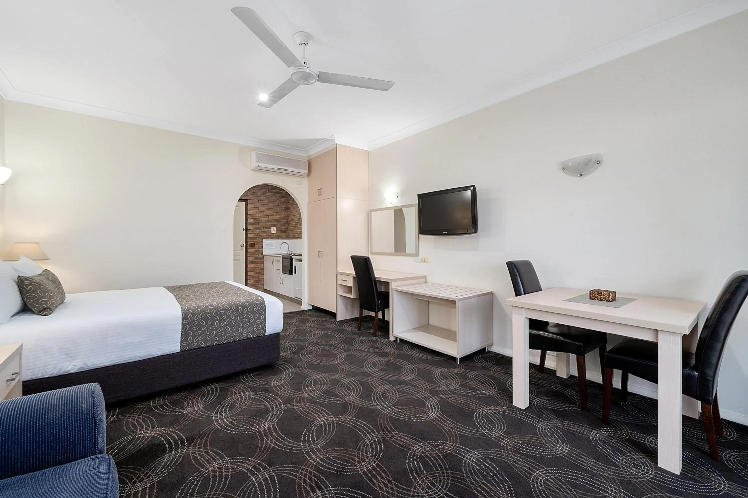 Photo of the whole room, Bed in Heritage Motor Inn Corowa