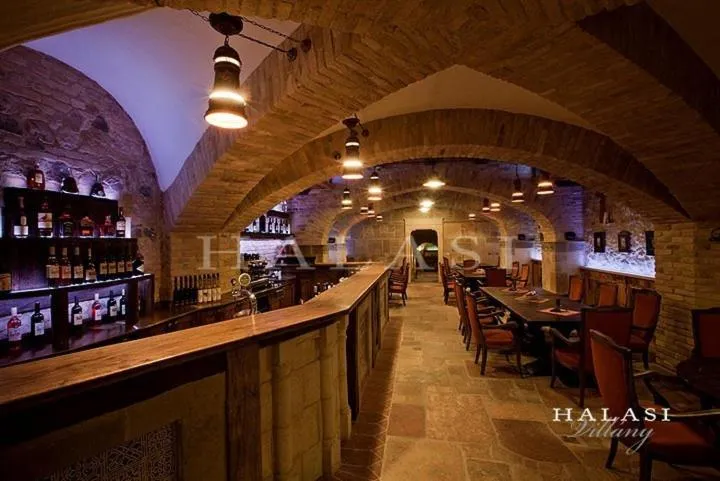 Restaurant/places to eat in Halasi Pince Panzió