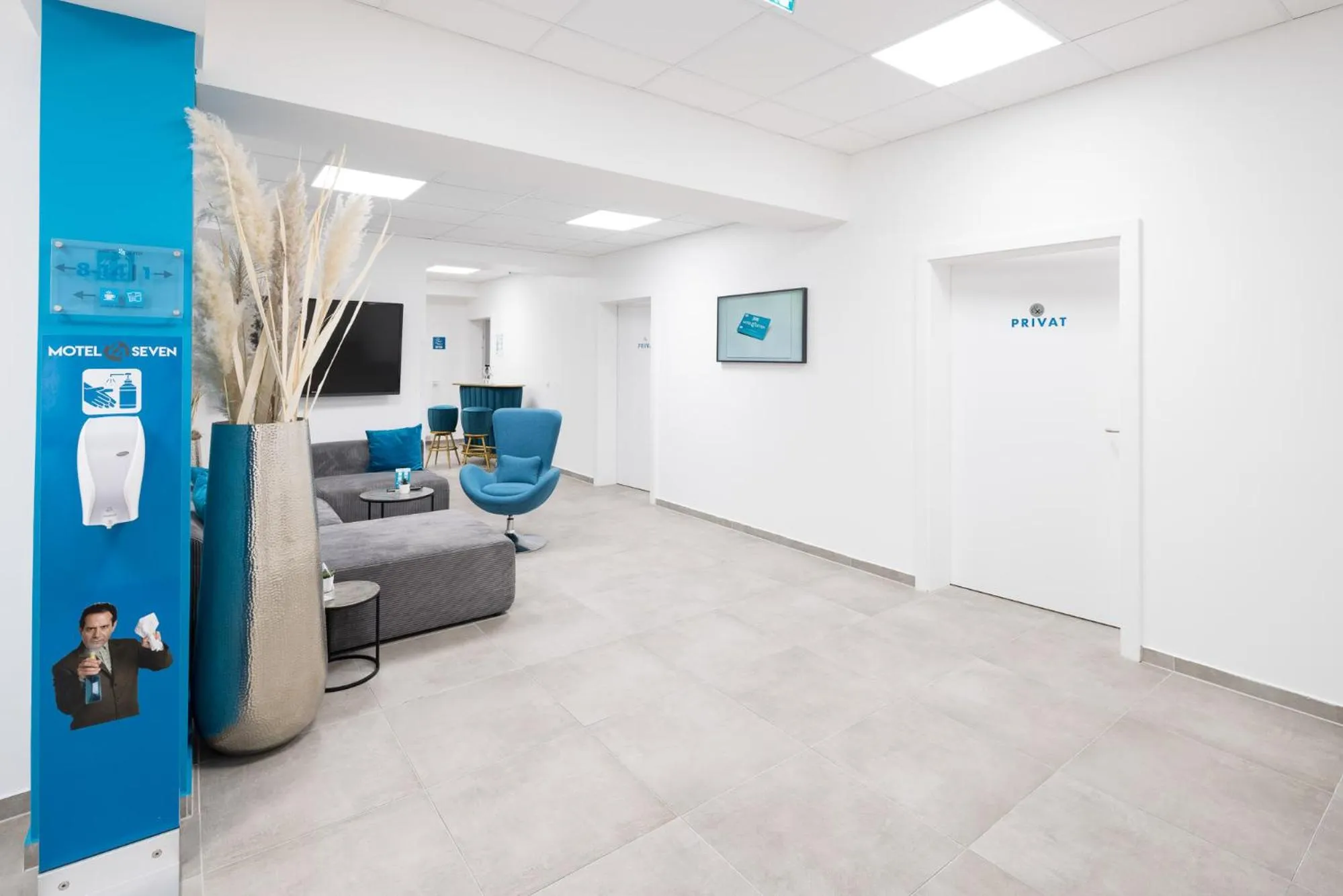 Communal lounge/ TV room, Bed in MOTEL24seven