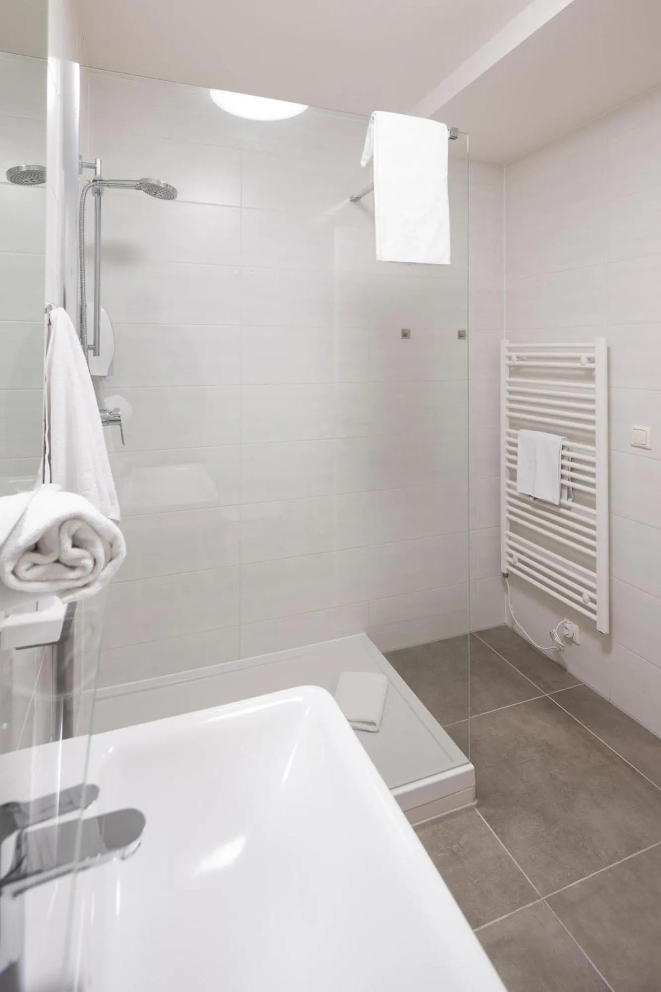 Shower in MOTEL24seven