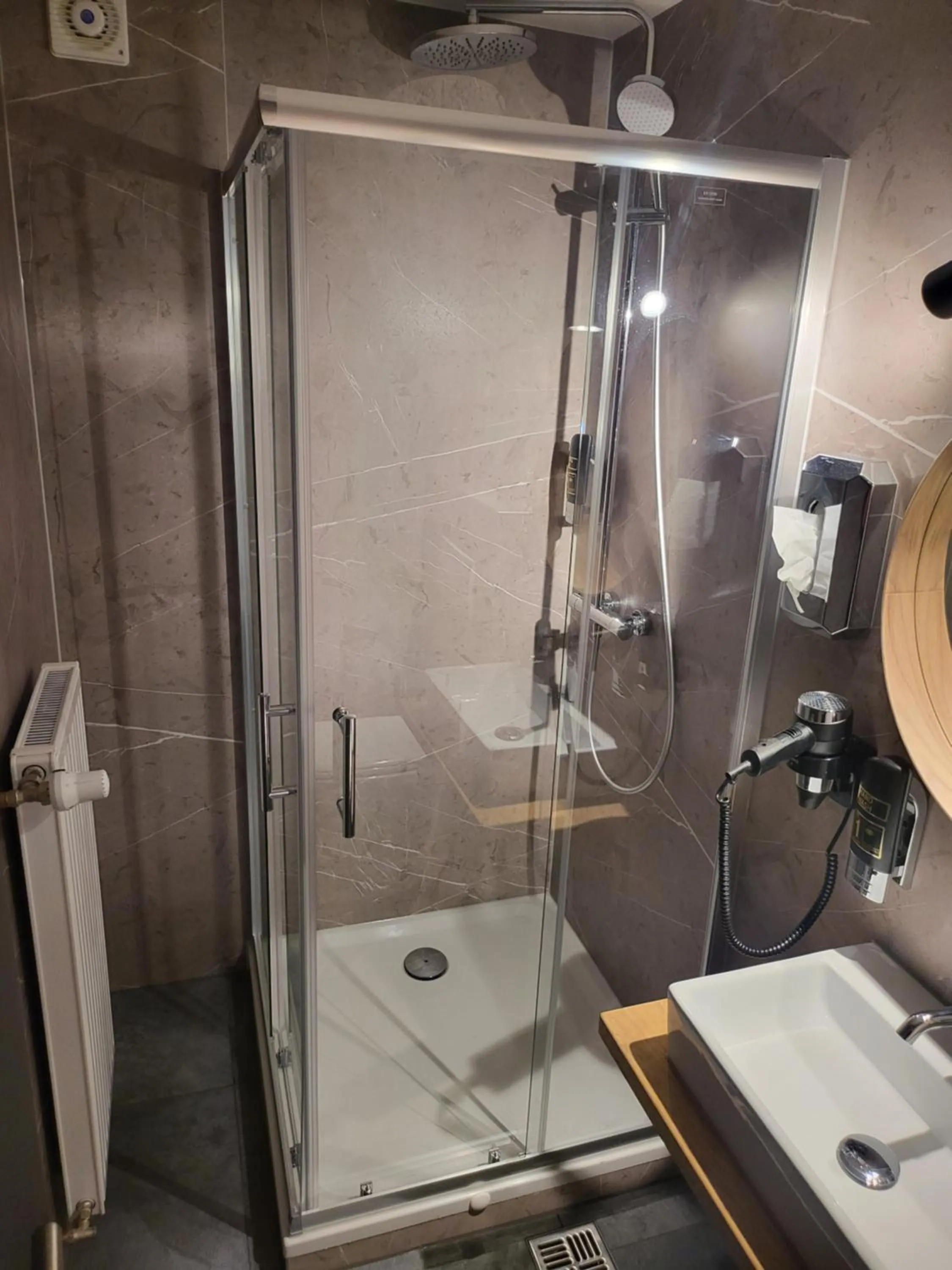 Shower in Hotel CASA ITALIA