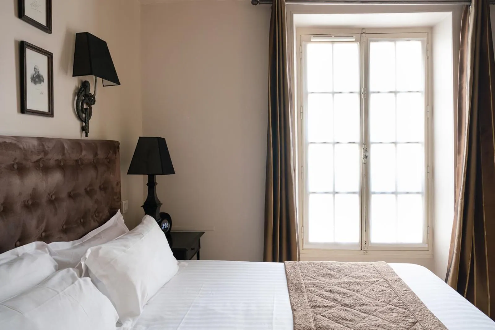 Bed in Hotel Saint-Louis Marais