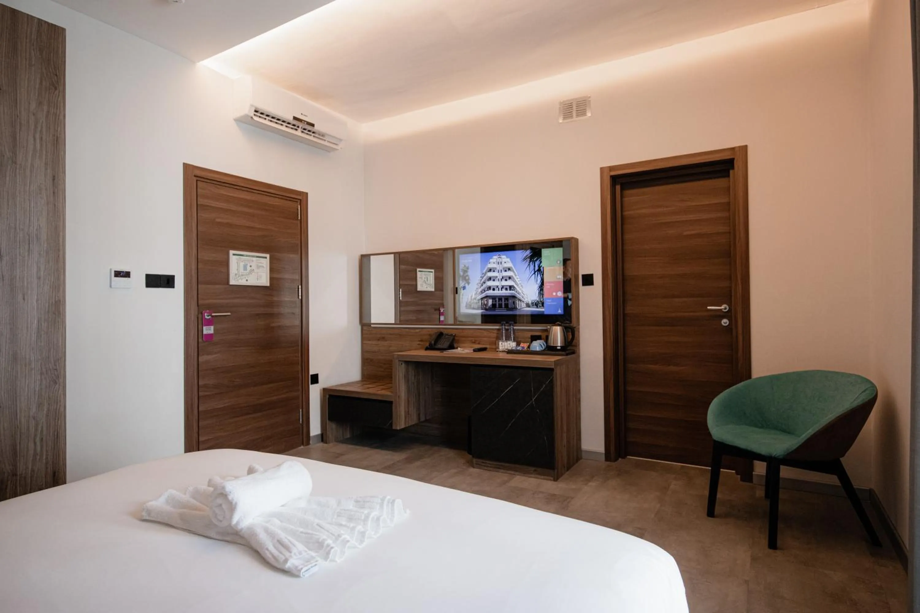 Bedroom, Bed in Pebbles Resort